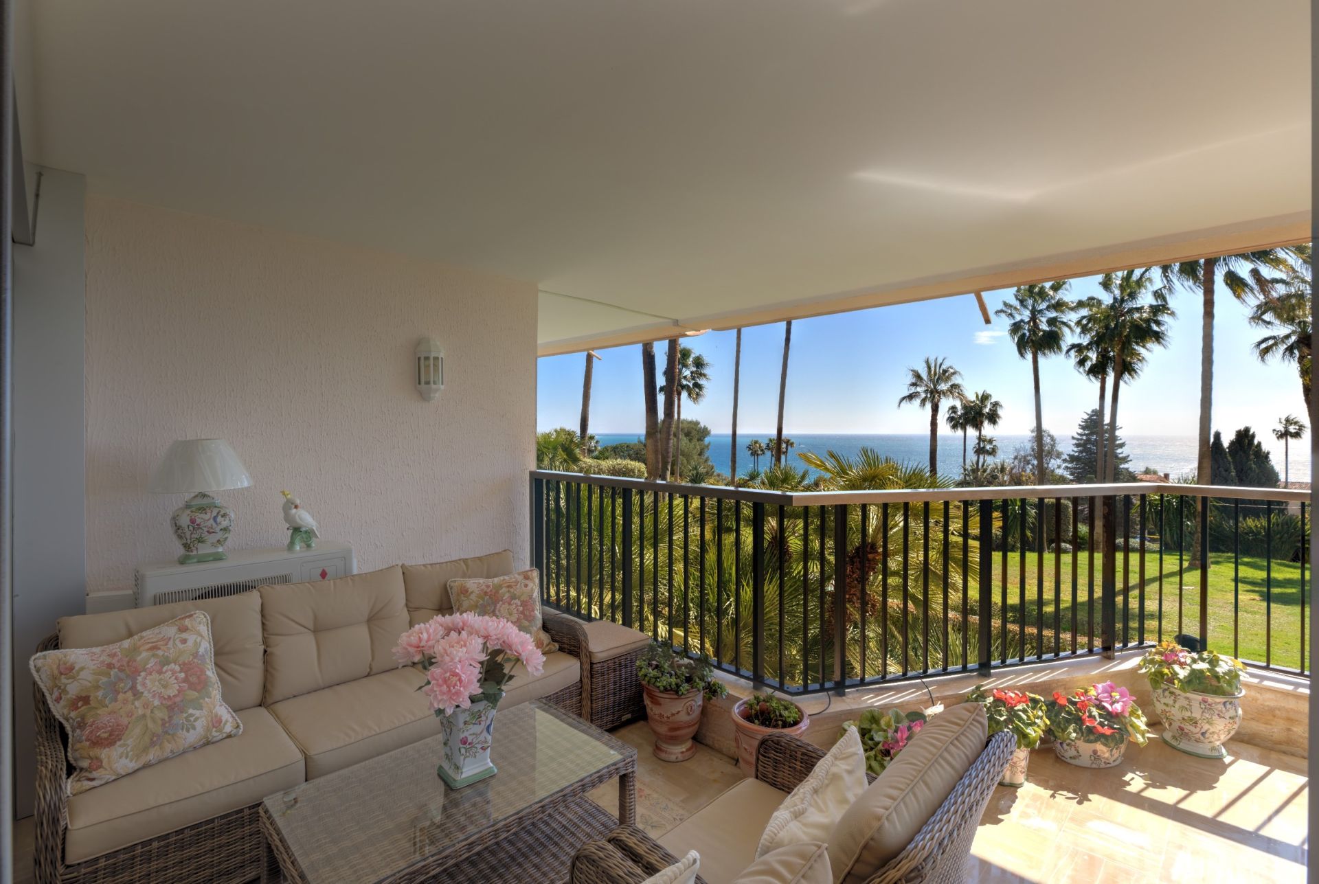 apartment 4 Rooms for sale on CANNES (06400)