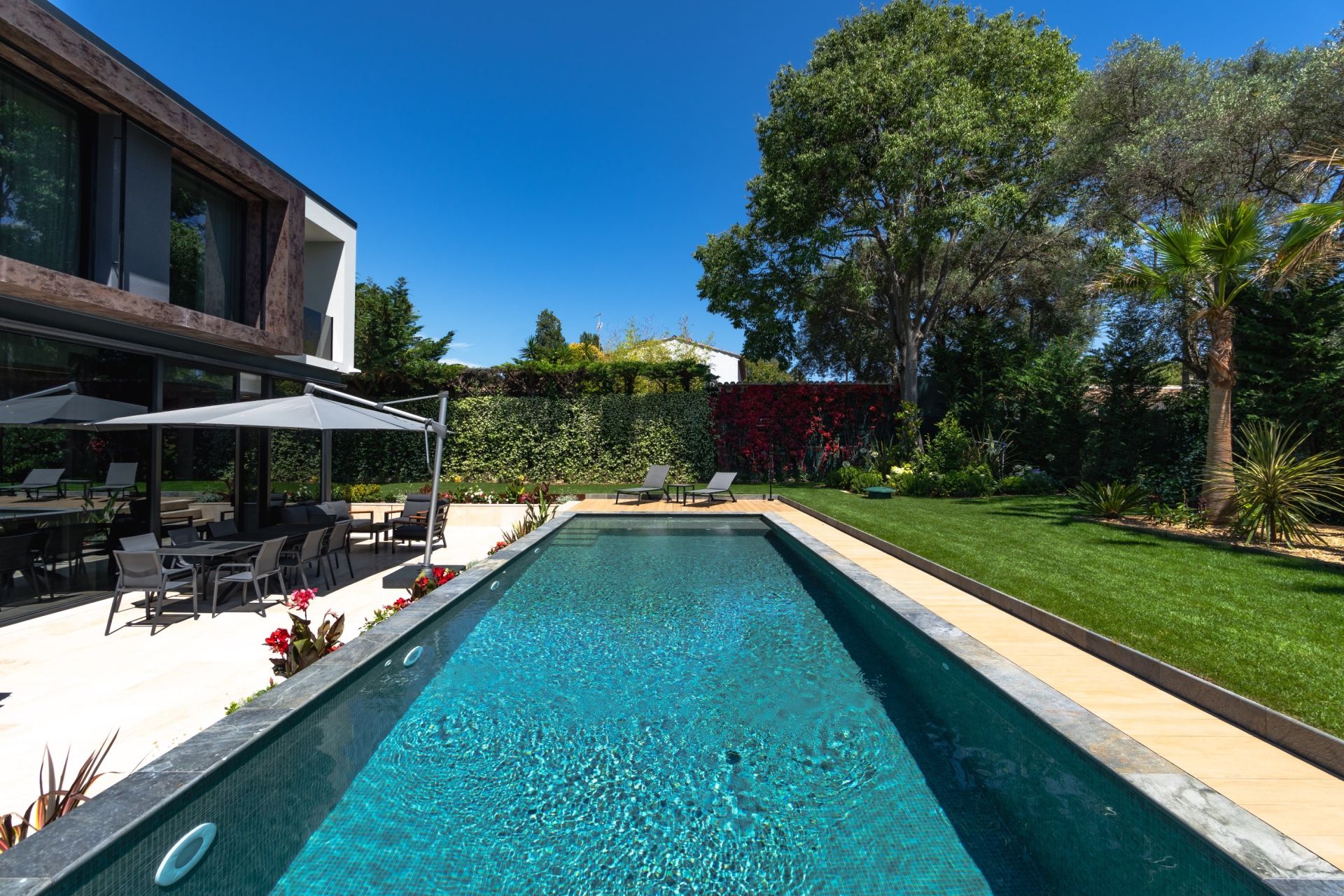 contemporary house 8 Rooms for sale on CAP D ANTIBES (06160)