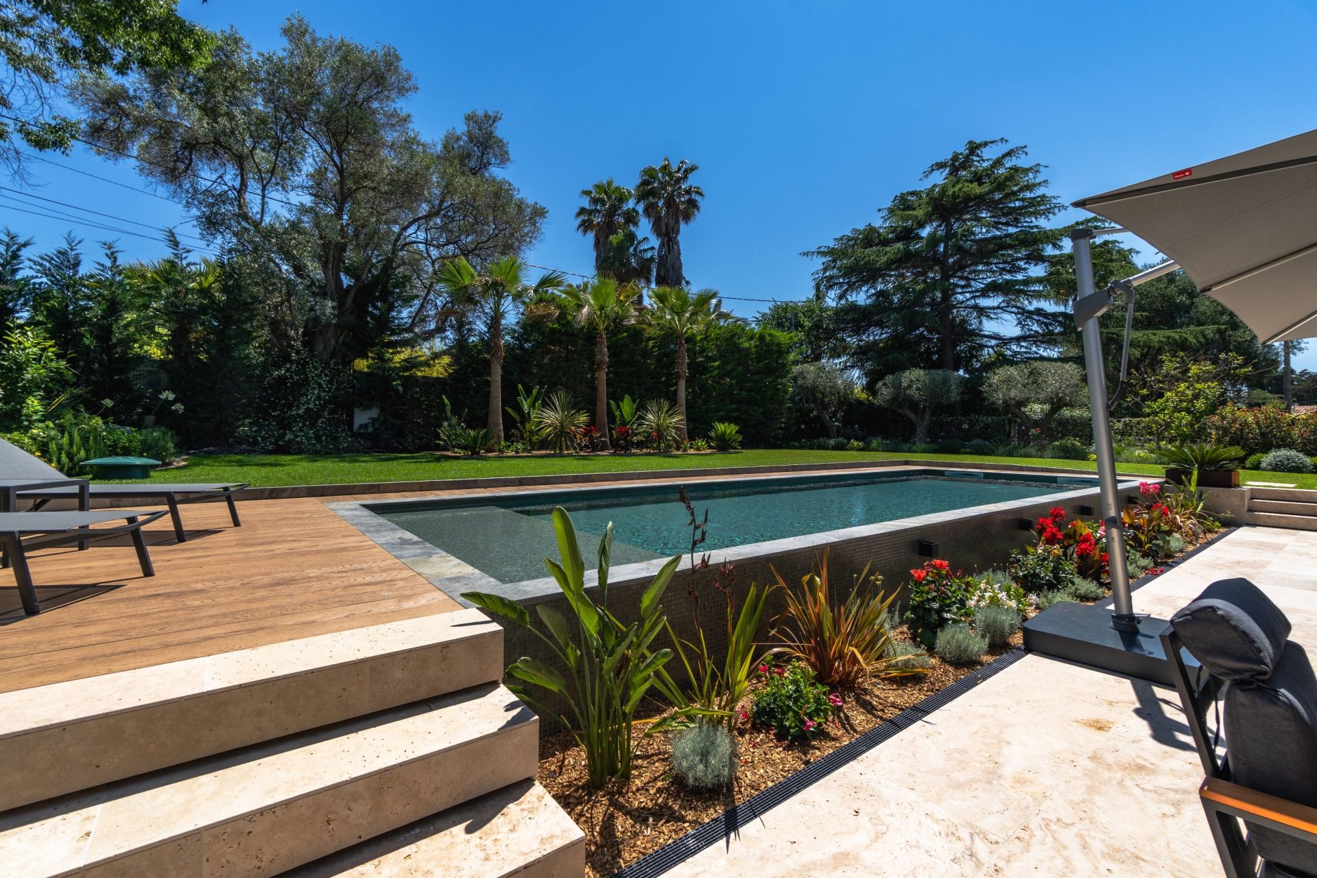 contemporary house 8 Rooms for sale on CAP D ANTIBES (06160)