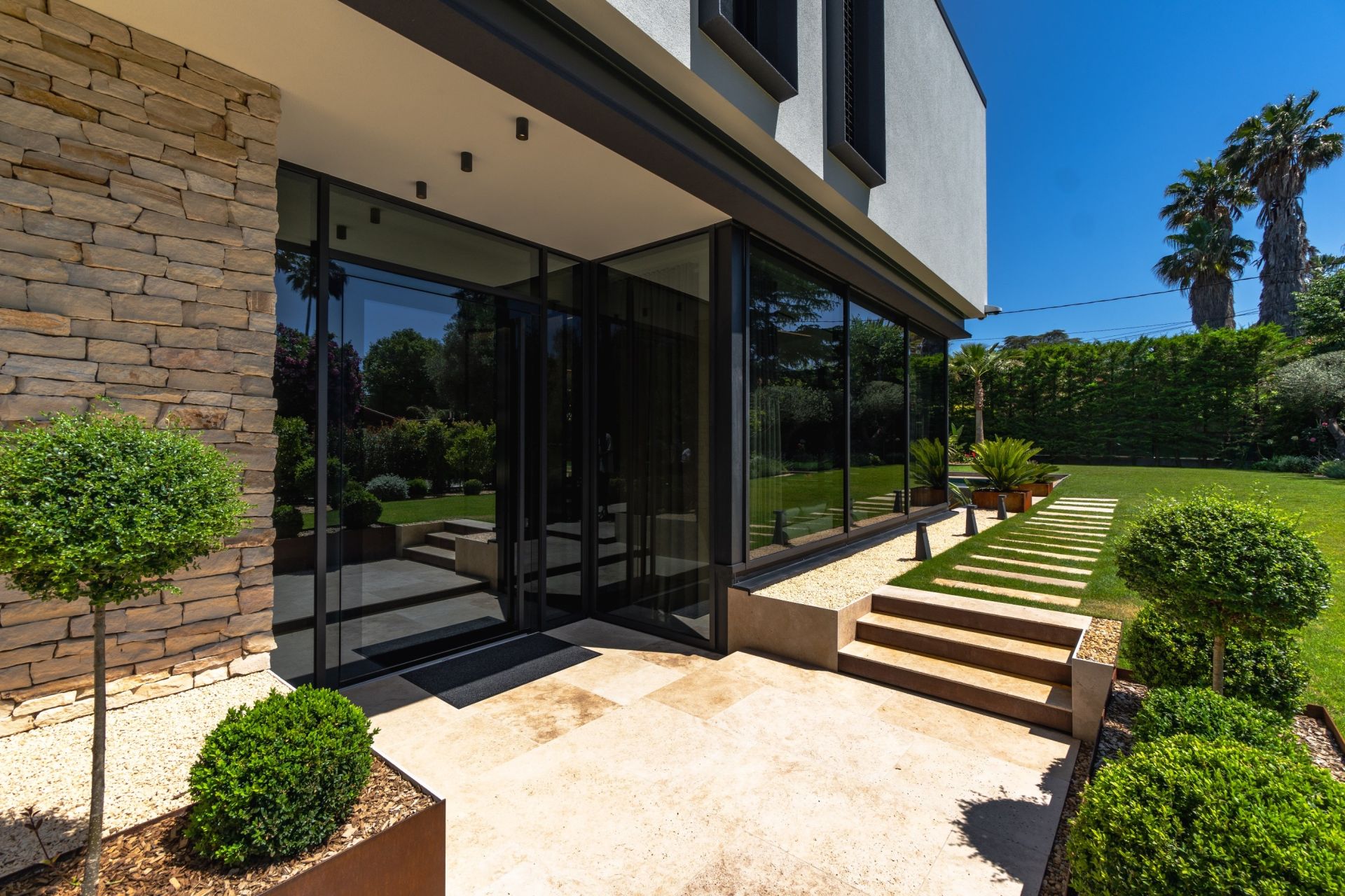contemporary house 8 Rooms for sale on CAP D ANTIBES (06160)