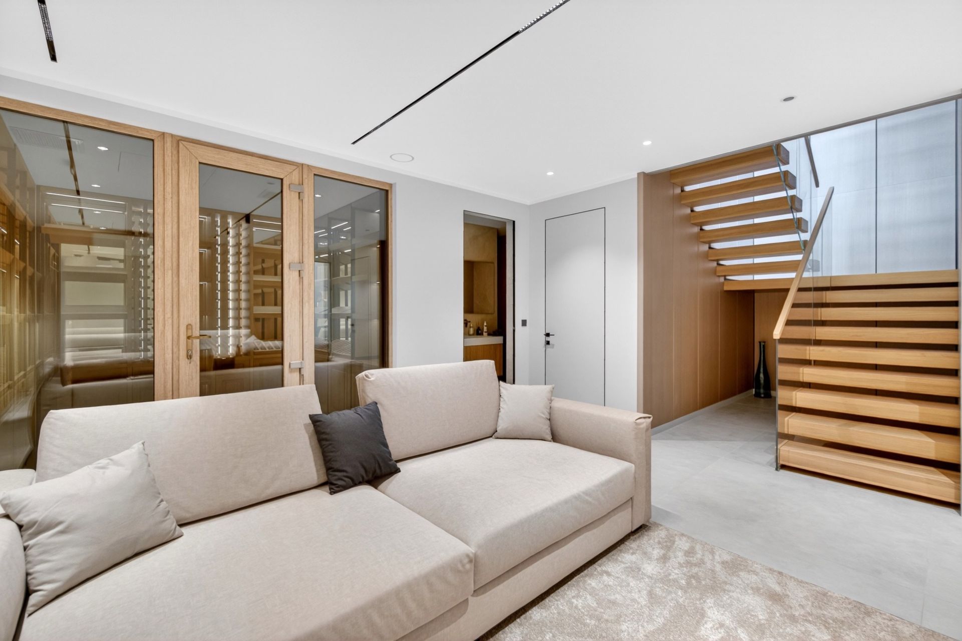 contemporary house 8 Rooms for sale on CAP D ANTIBES (06160)
