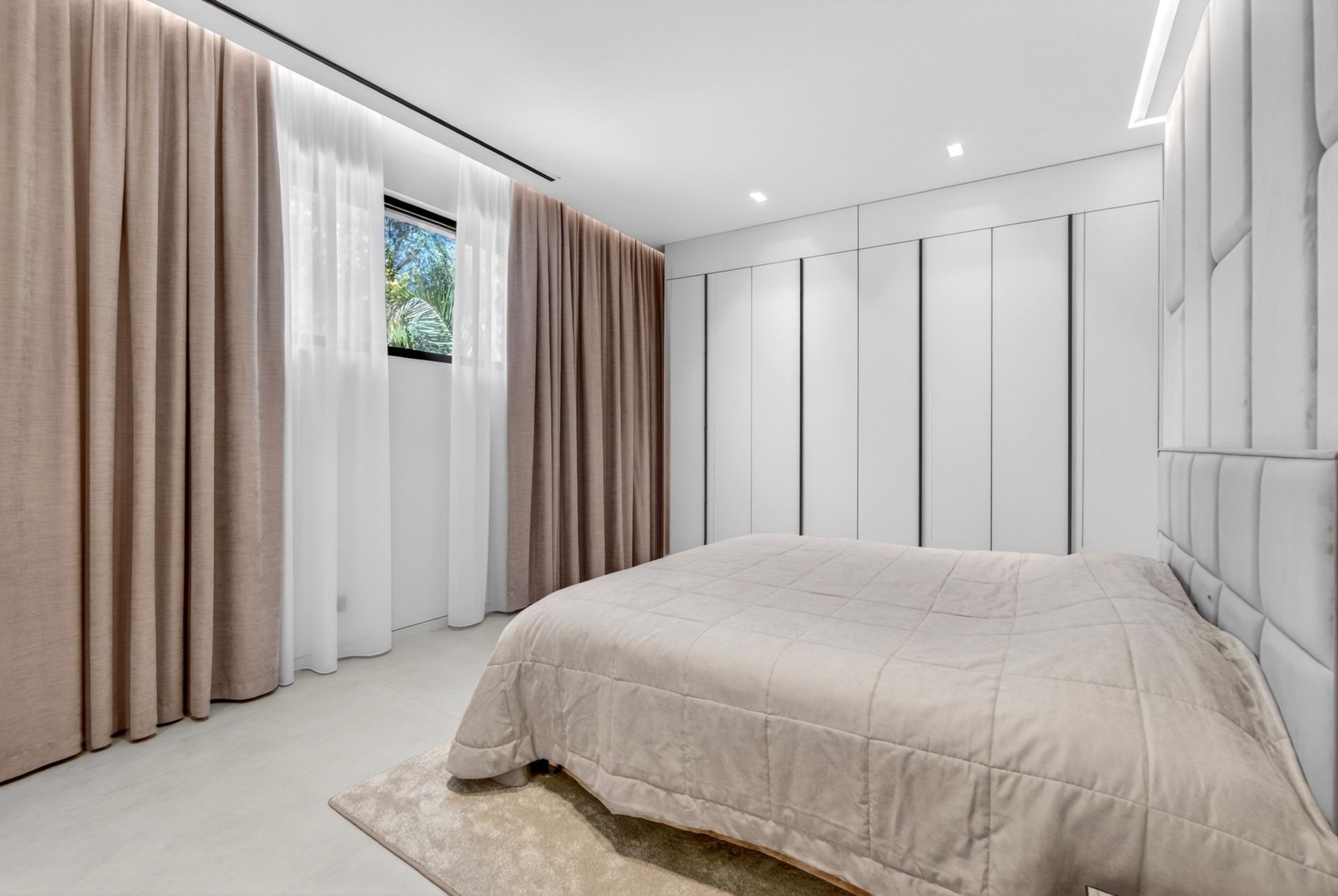 contemporary house 8 Rooms for sale on CAP D ANTIBES (06160)