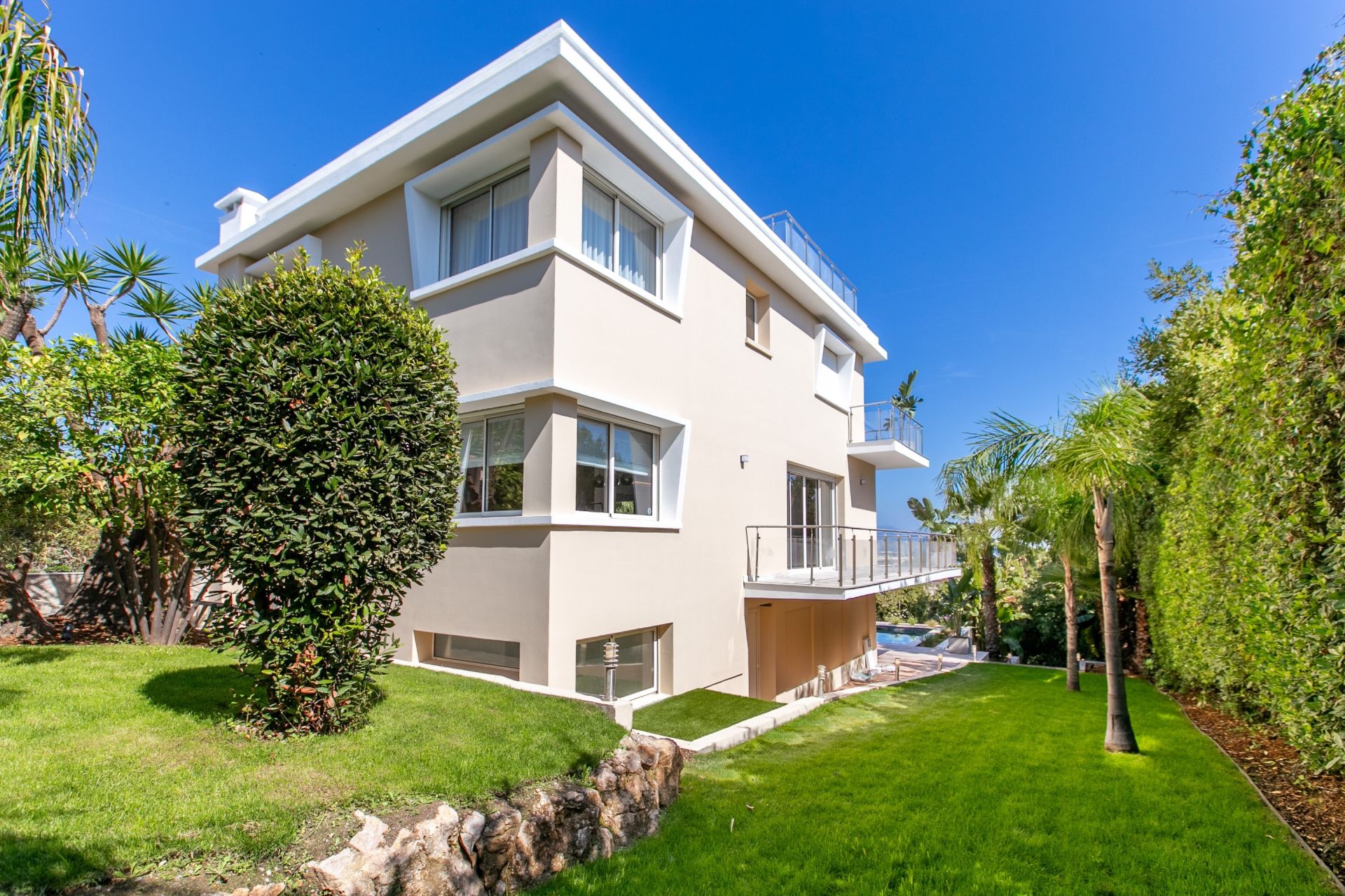 contemporary house 8 Rooms for sale on CAP D ANTIBES (06160)