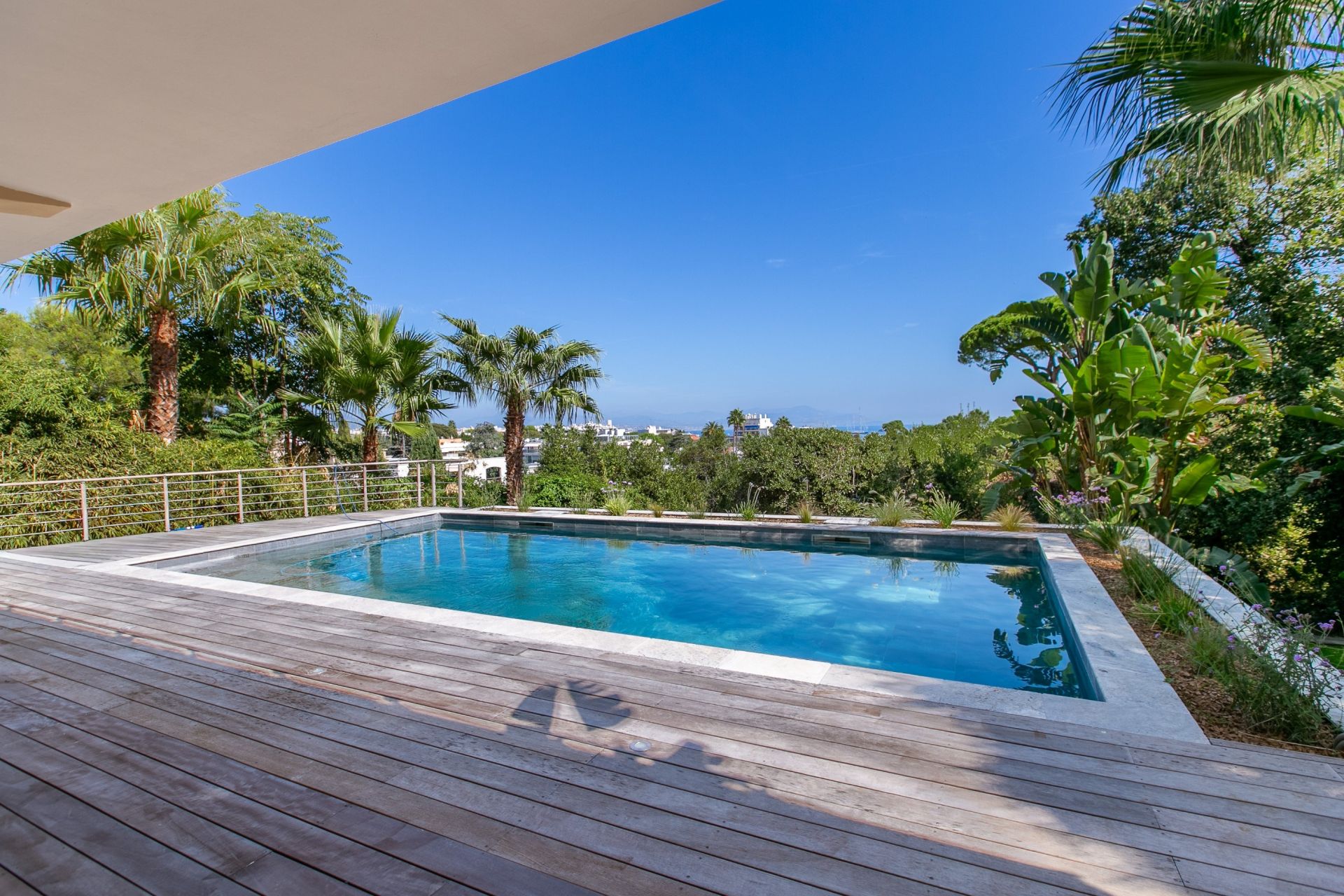 contemporary house 8 Rooms for sale on CAP D ANTIBES (06160)