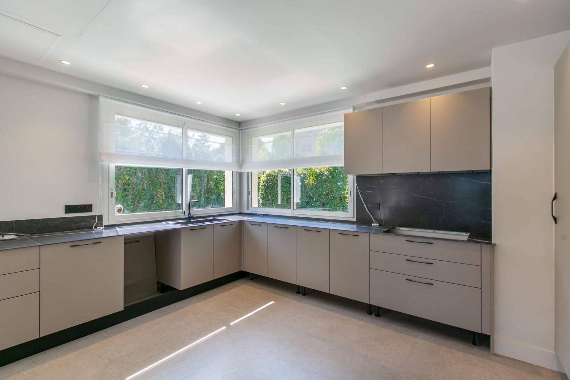contemporary house 8 Rooms for sale on CAP D ANTIBES (06160)