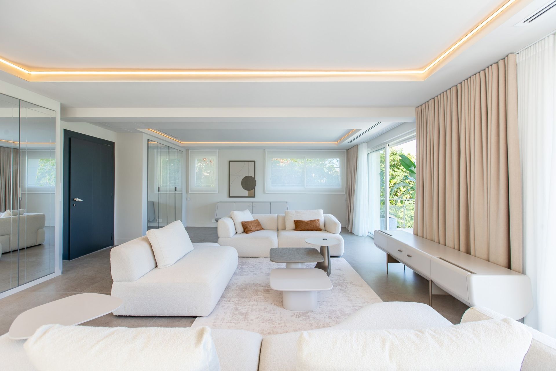 contemporary house 8 Rooms for sale on CAP D ANTIBES (06160)