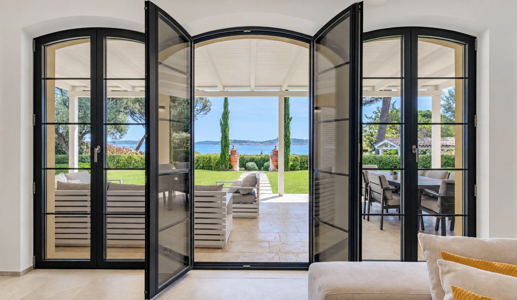 villa 15 Rooms for sale on GRIMAUD (83310)