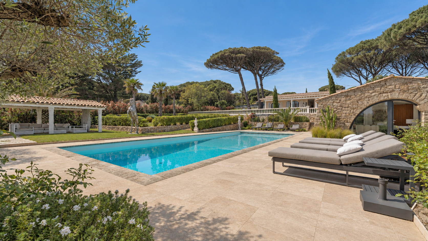 villa 15 Rooms for sale on GRIMAUD (83310)