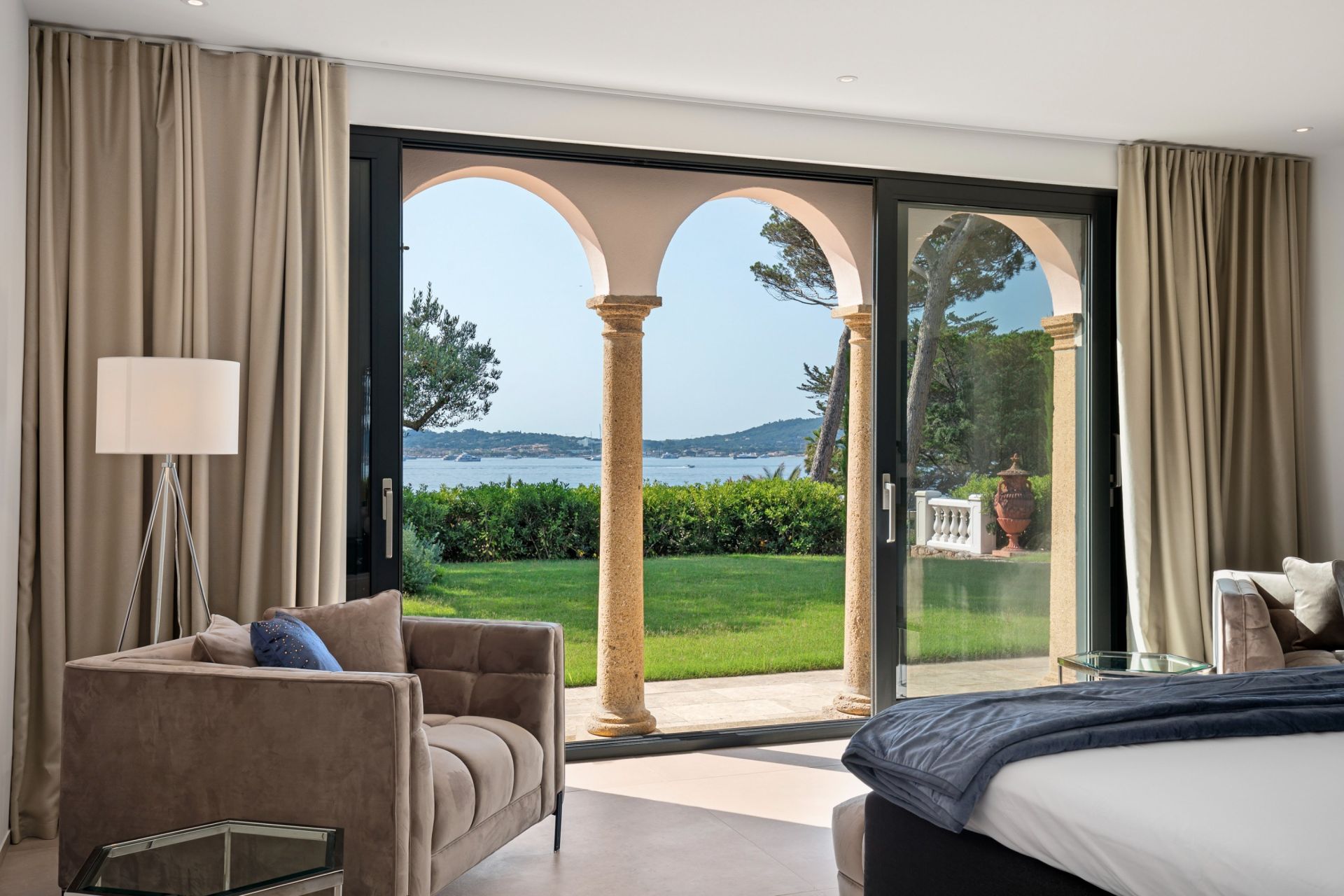 villa 15 Rooms for sale on GRIMAUD (83310)