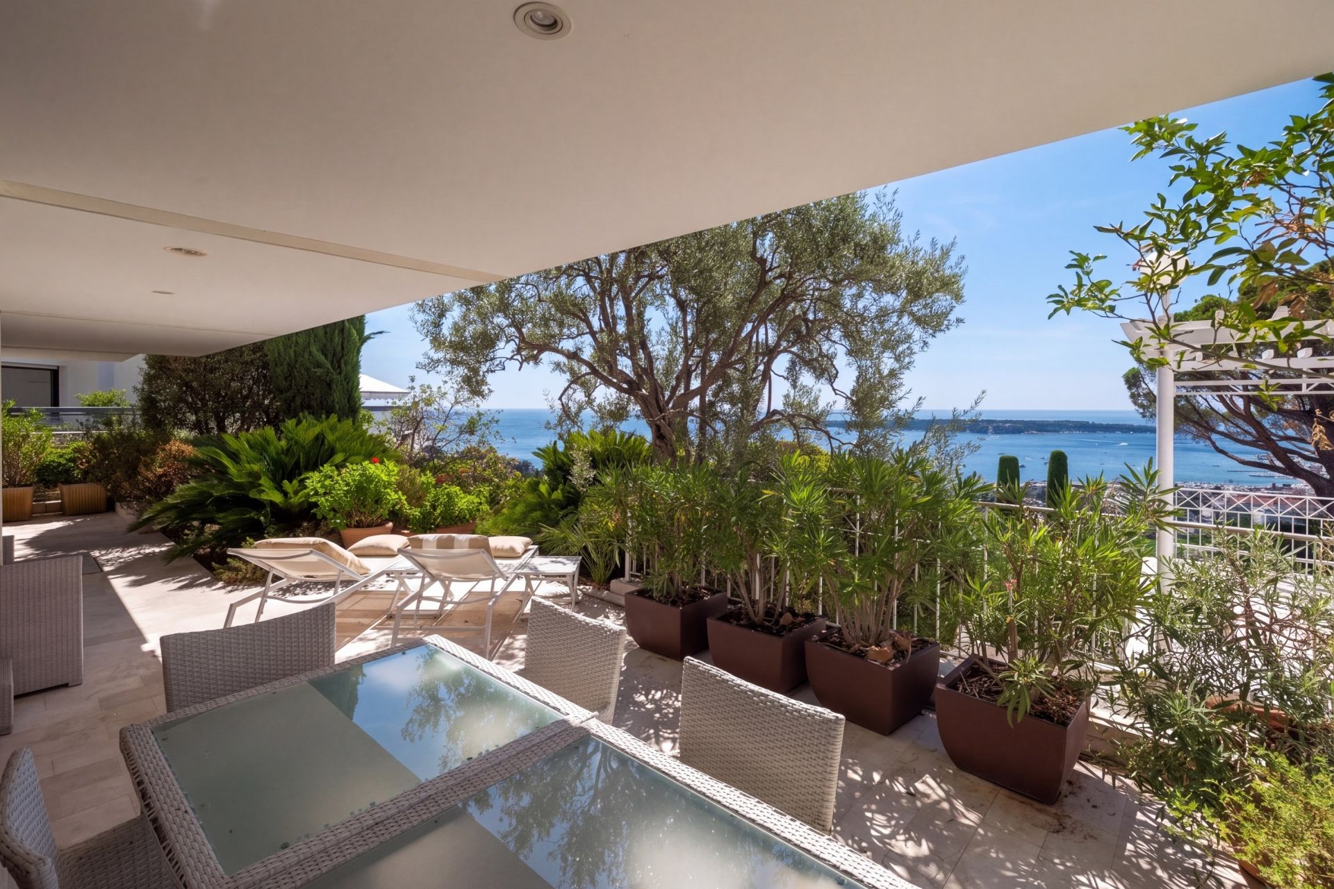 apartment 4 Rooms for sale on CANNES (06400)