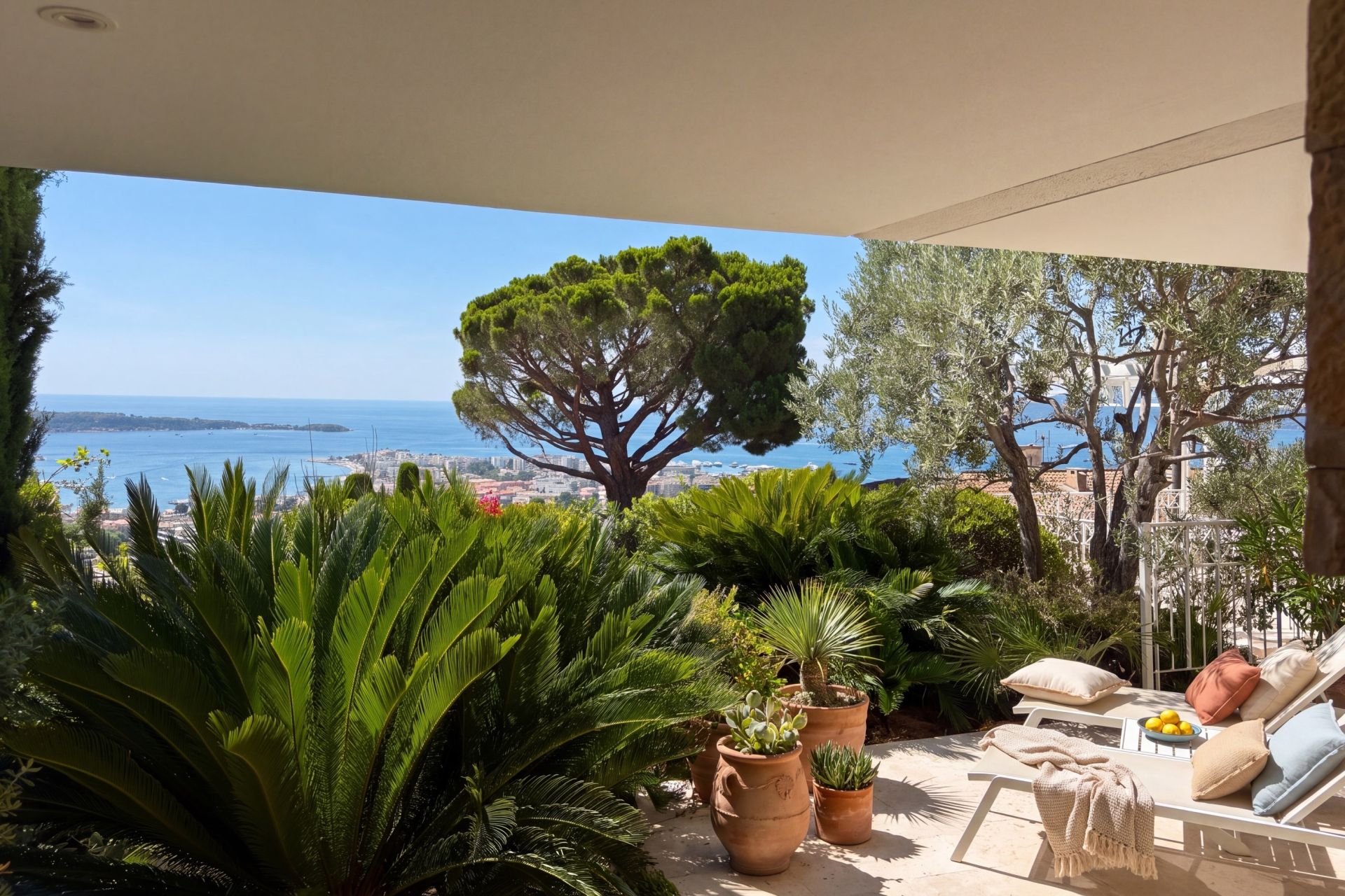 apartment 4 Rooms for sale on CANNES (06400)