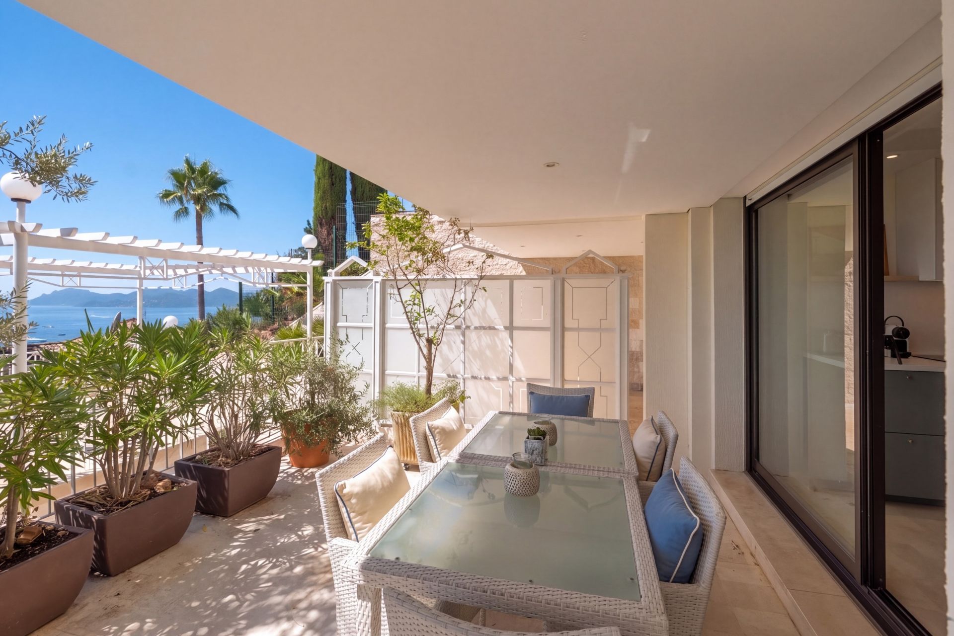 apartment 4 Rooms for sale on CANNES (06400)