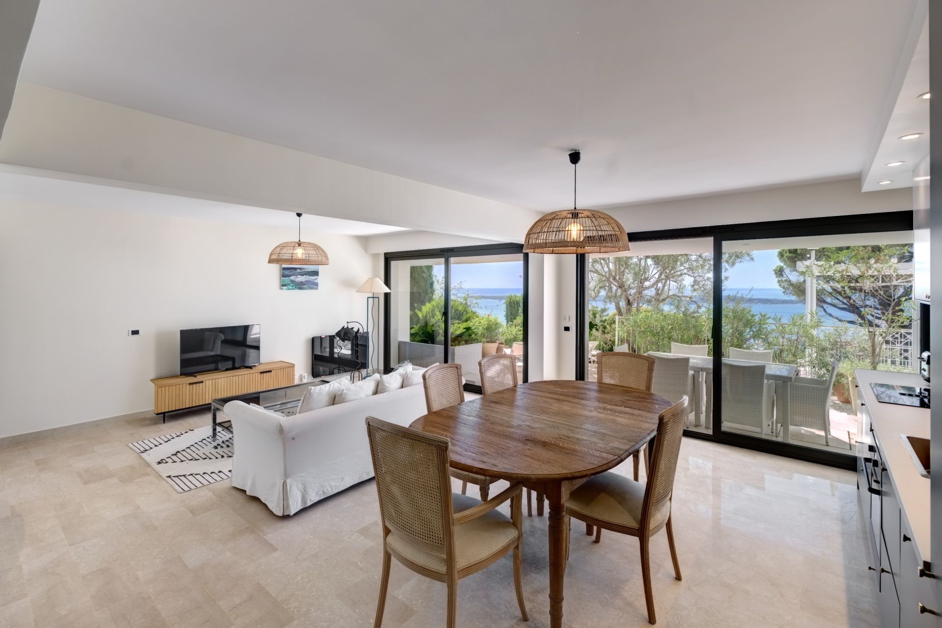 apartment 4 Rooms for sale on CANNES (06400)