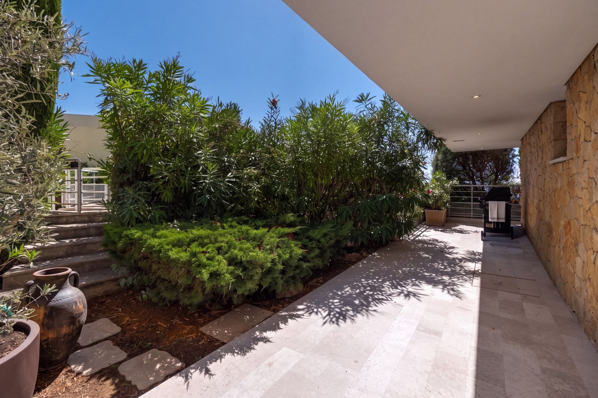apartment 4 Rooms for sale on CANNES (06400)