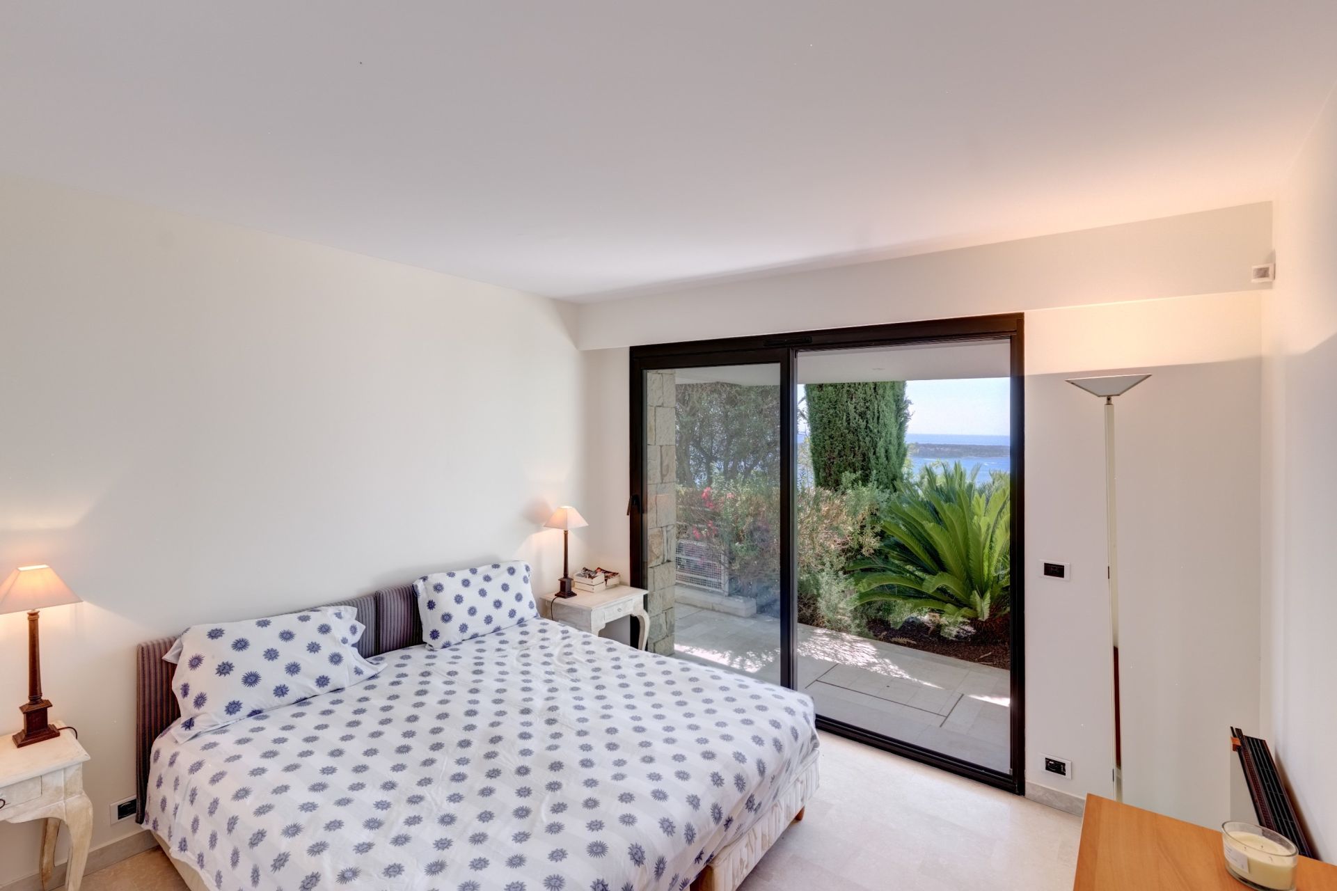 apartment 4 Rooms for sale on CANNES (06400)