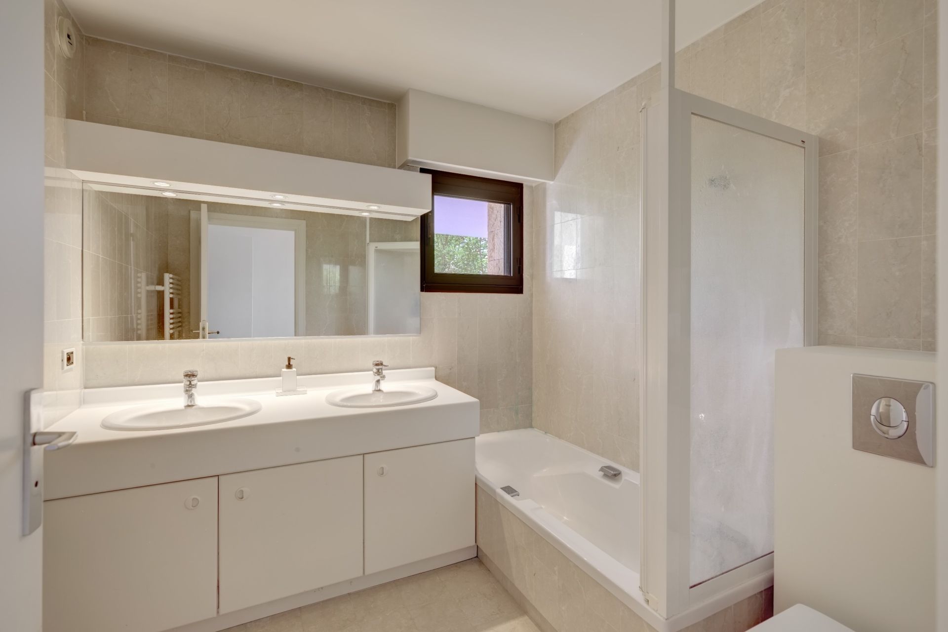 apartment 4 Rooms for sale on CANNES (06400)