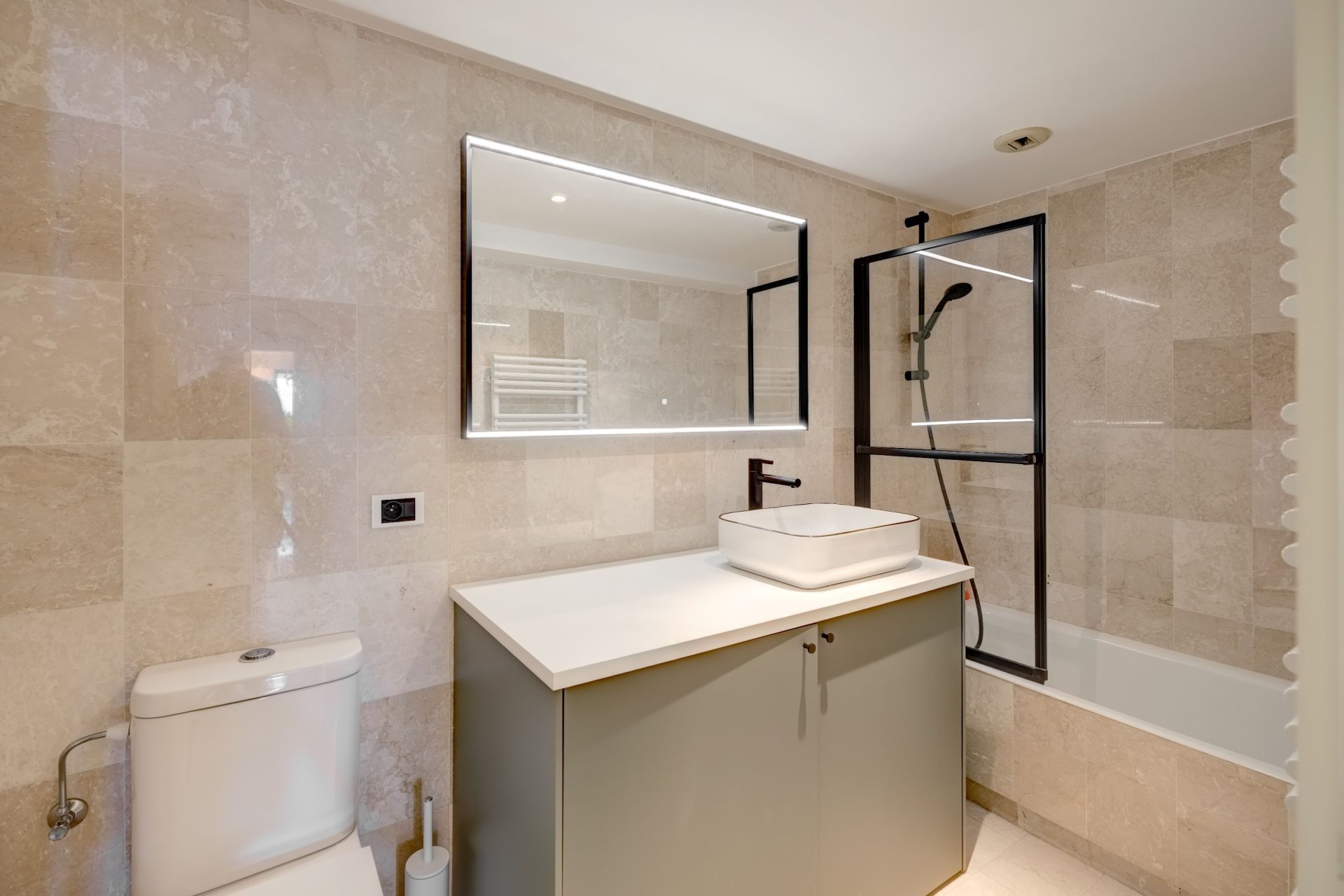 apartment 4 Rooms for sale on CANNES (06400)