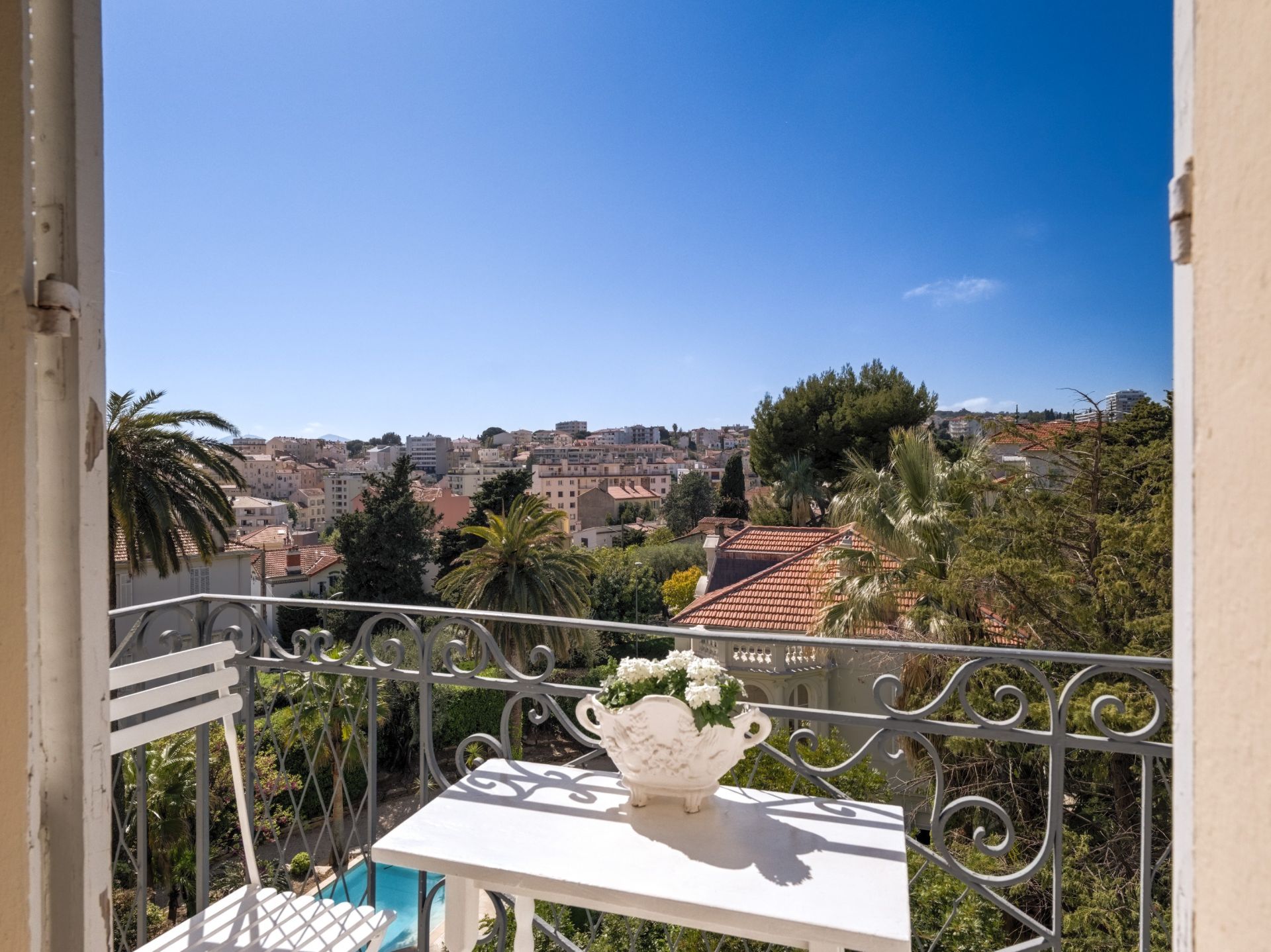 apartment 4 Rooms for sale on CANNES (06400)