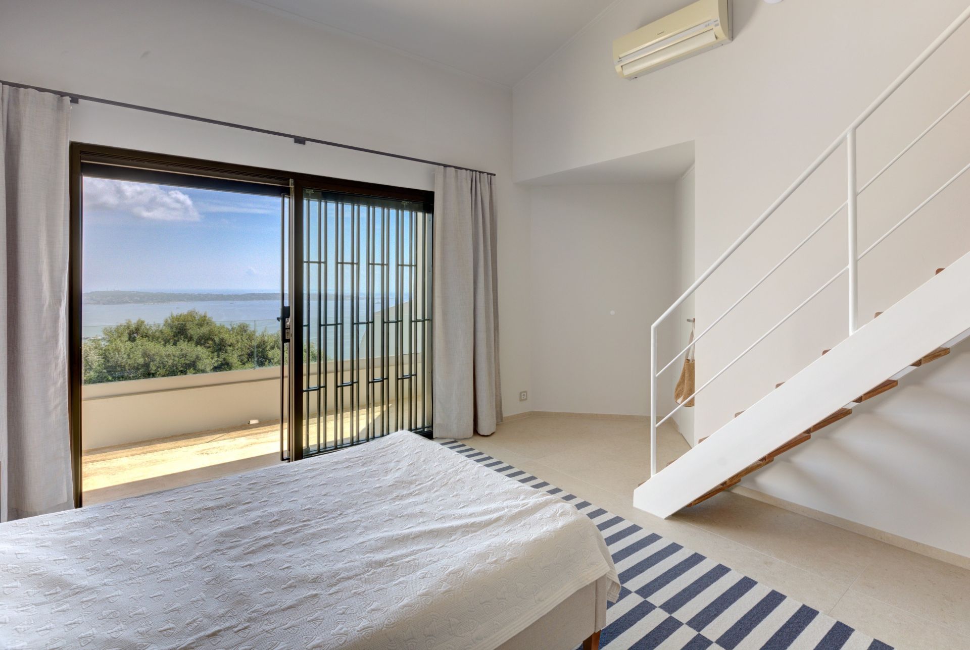 maison contemporaine 6 Pièces en vente sur VALLAURIS (06220)