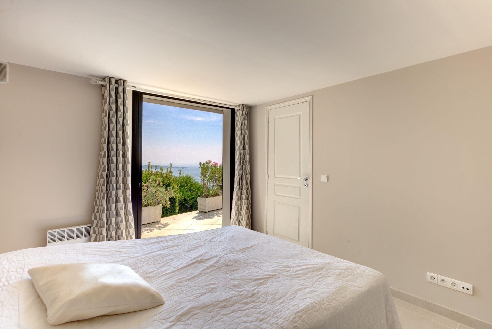 maison contemporaine 6 Pièces en vente sur VALLAURIS (06220)