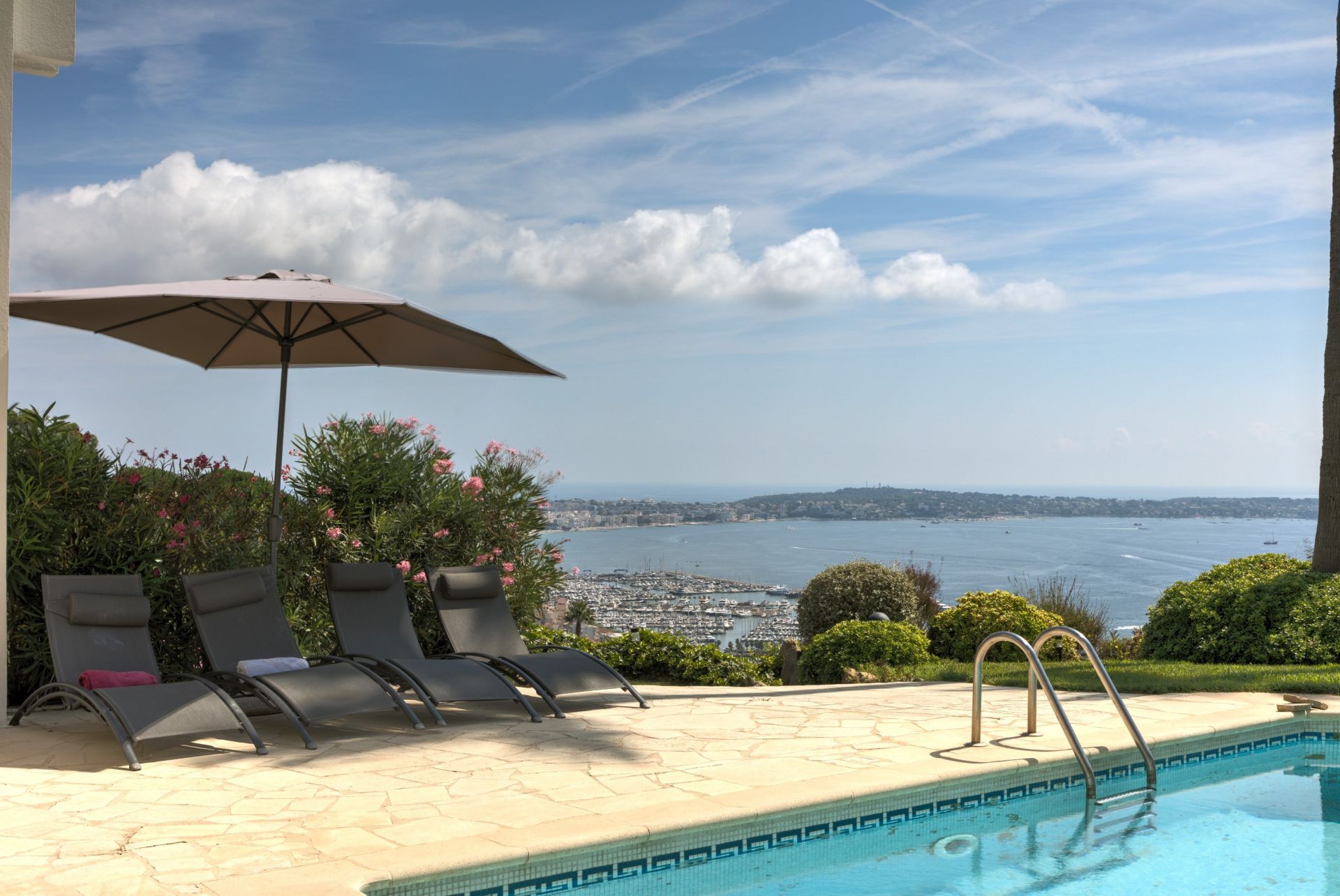 maison contemporaine 6 Pièces en vente sur VALLAURIS (06220)