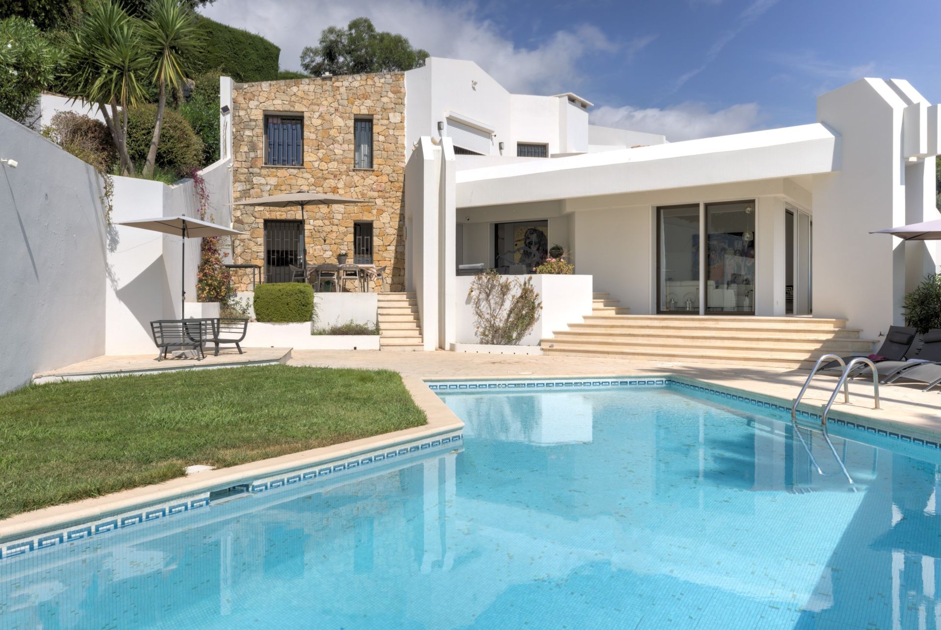 maison contemporaine 6 Pièces en vente sur VALLAURIS (06220)