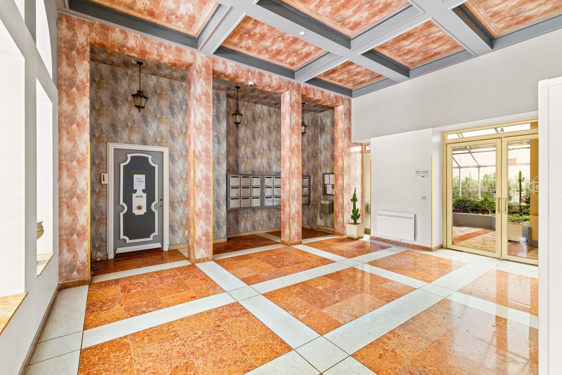 apartment 4 Rooms for sale on NICE (06000)