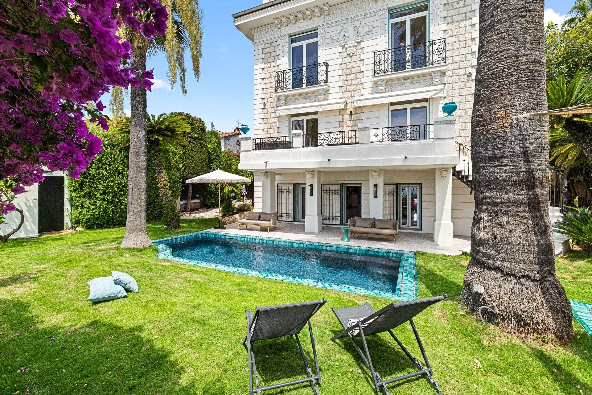 mansion 8 Rooms for sale on NICE (06000)