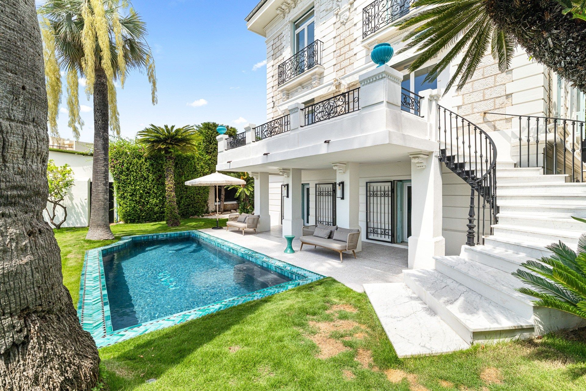 mansion 8 Rooms for sale on NICE (06000)