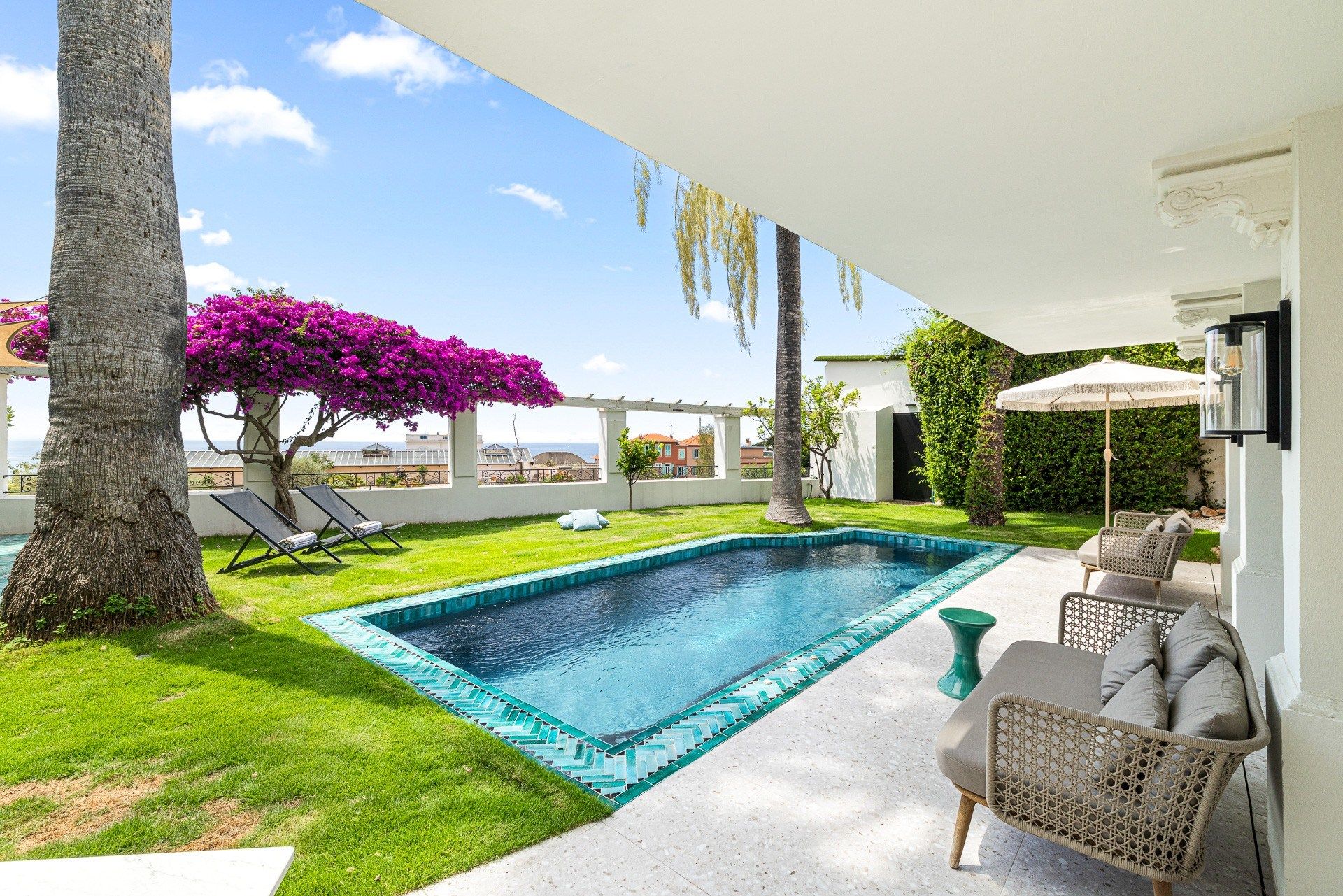 mansion 8 Rooms for sale on NICE (06000)