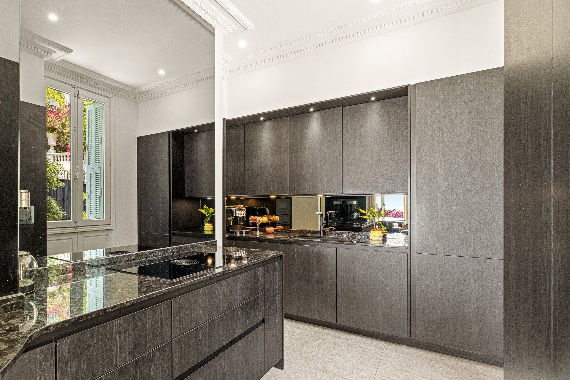 mansion 8 Rooms for sale on NICE (06000)