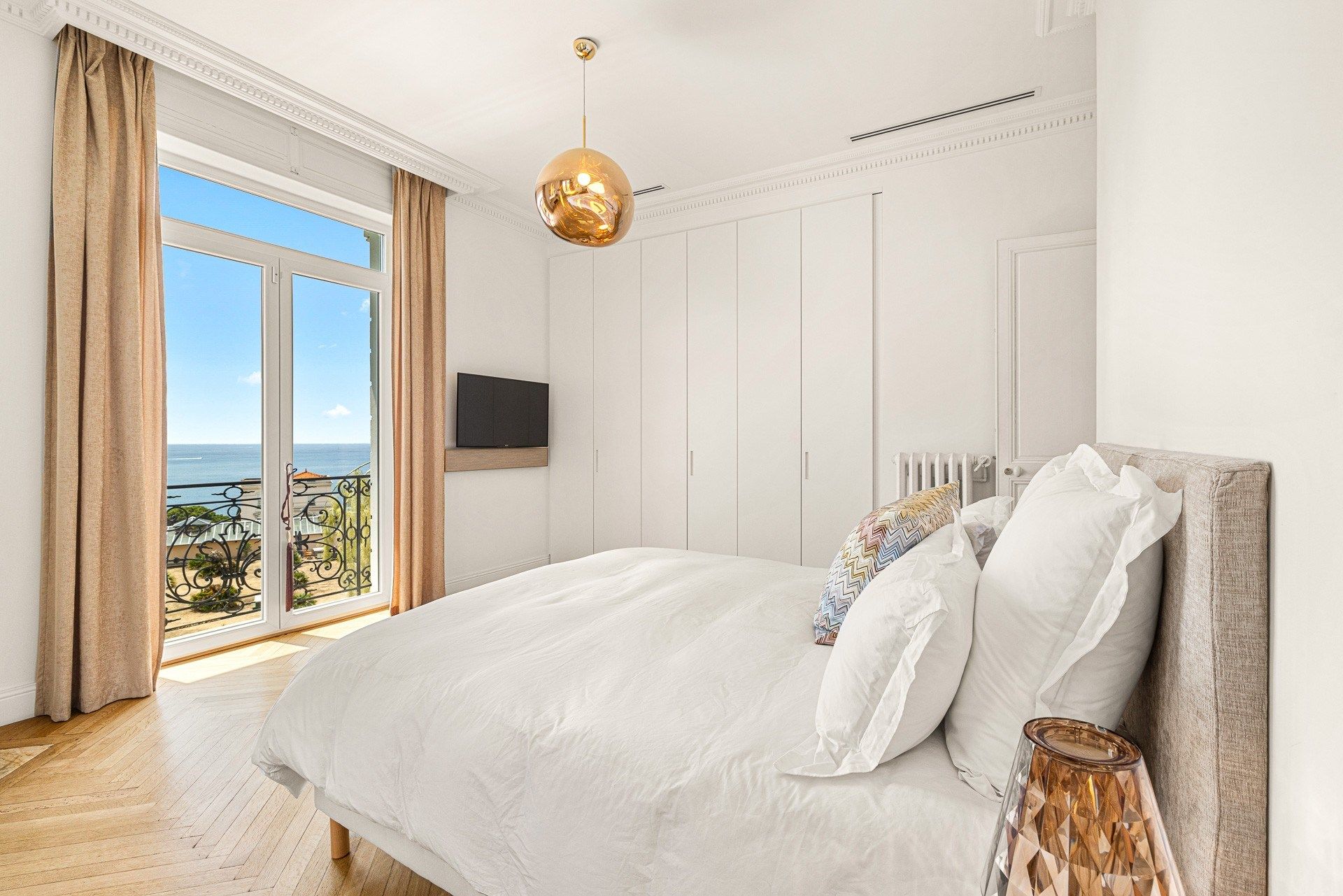 mansion 8 Rooms for sale on NICE (06000)