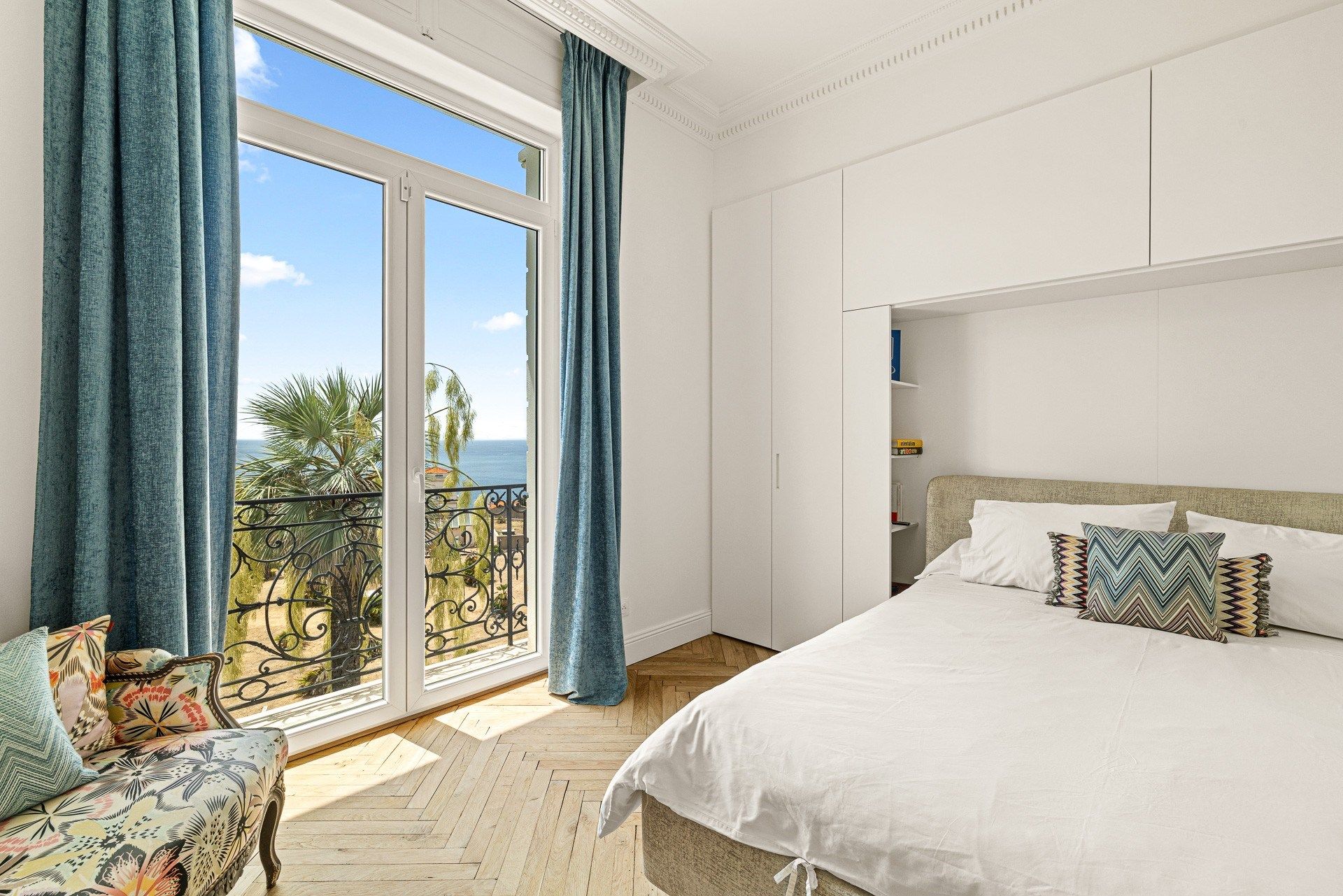 mansion 8 Rooms for sale on NICE (06000)