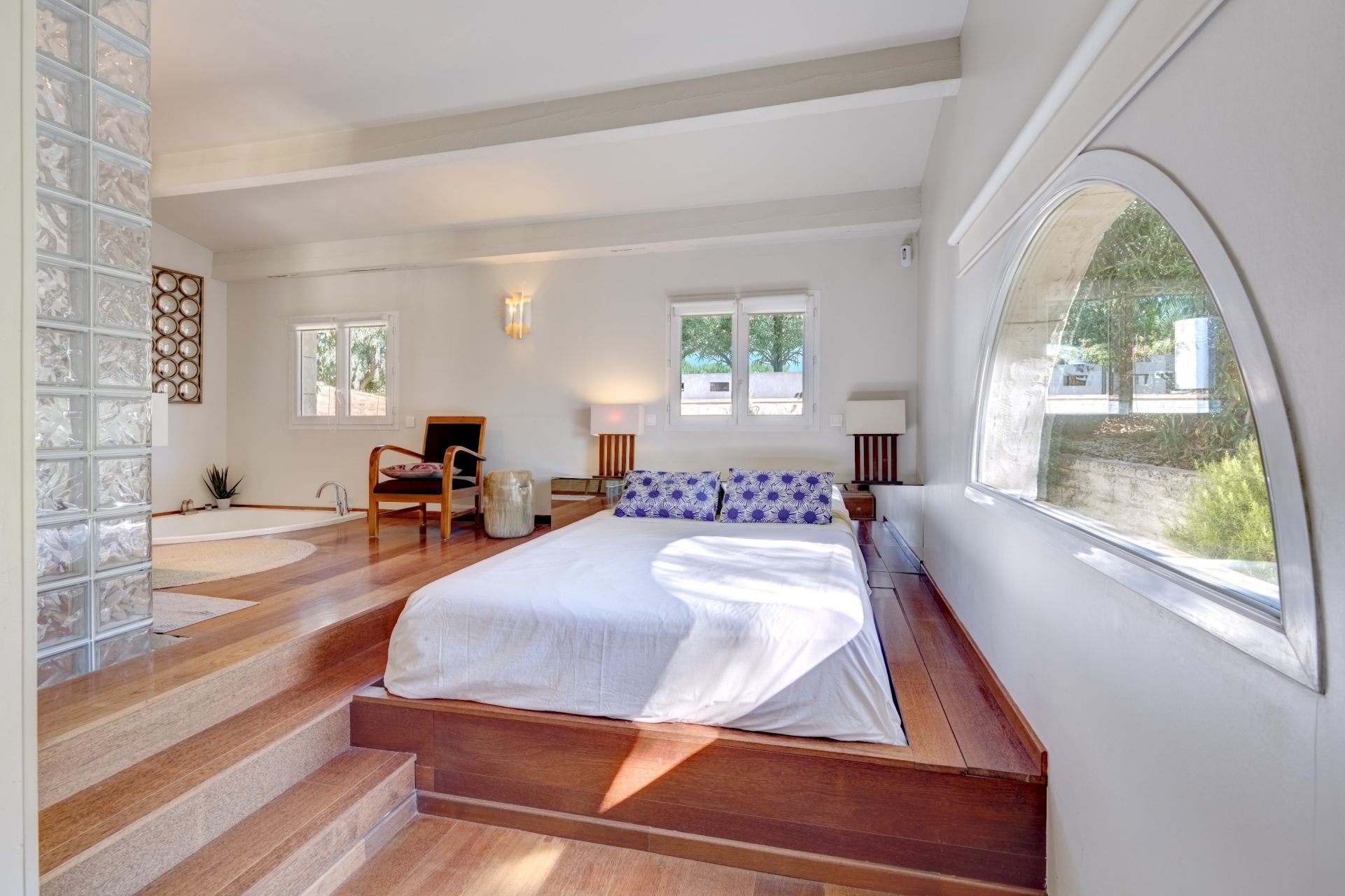 villa 5 Rooms for sale on CANNES (06400)