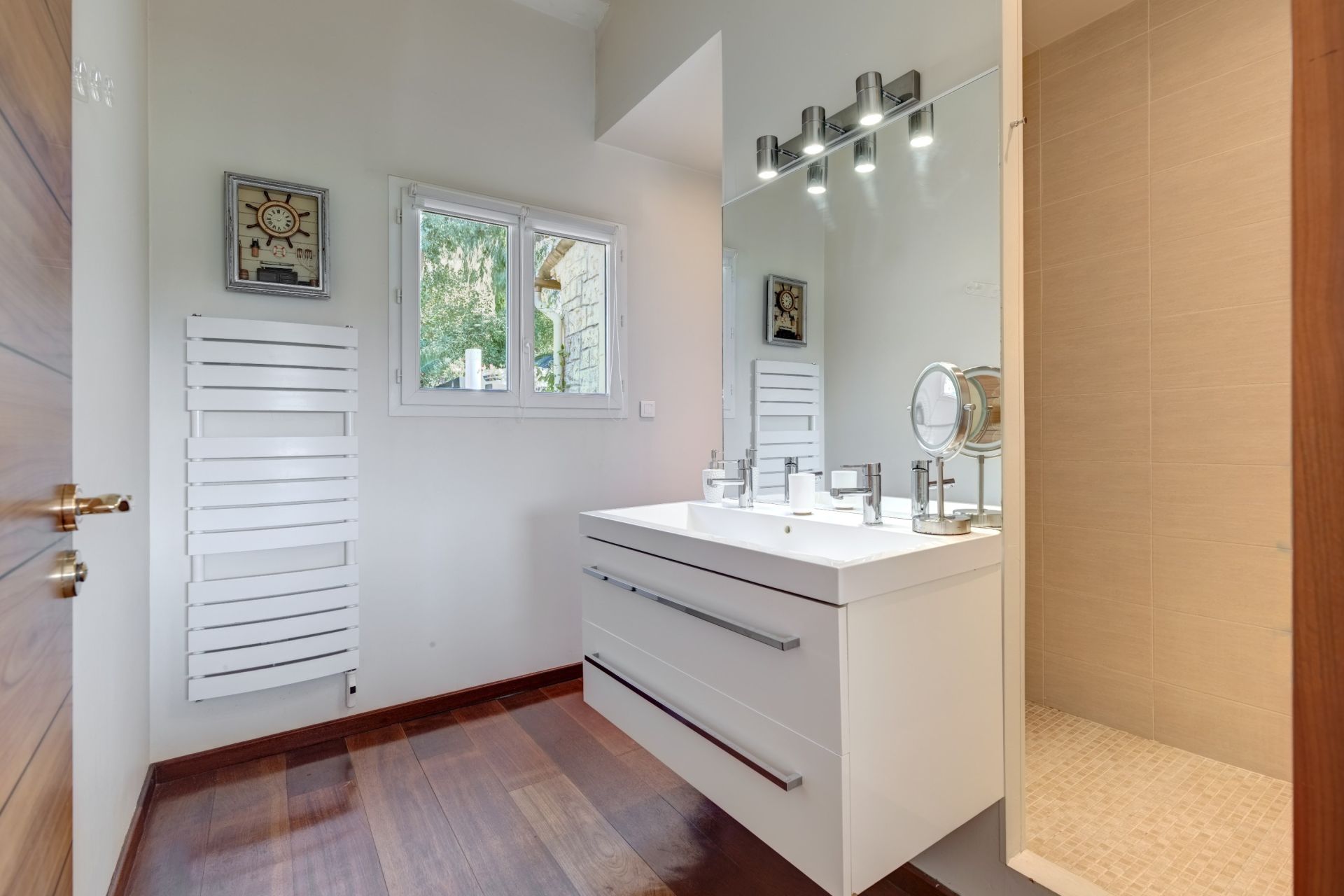 villa 5 Rooms for sale on CANNES (06400)
