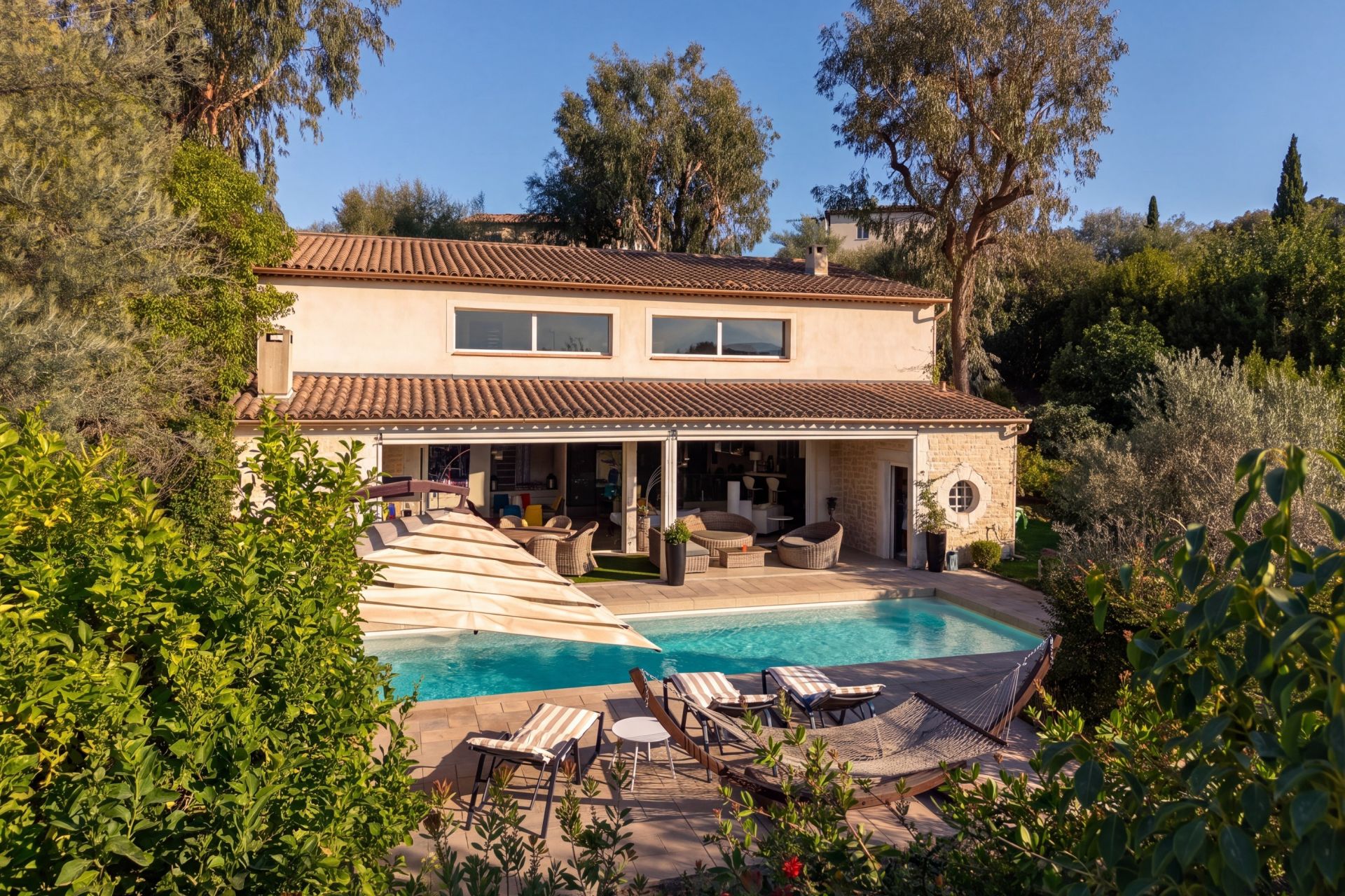 villa 5 Rooms for sale on CANNES (06400)