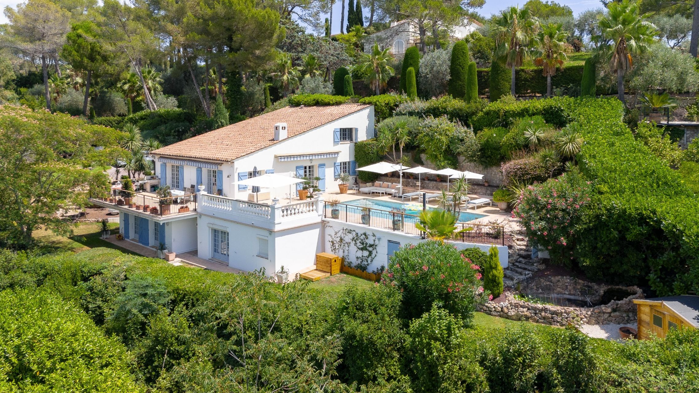 villa 9 Rooms for sale on MOUGINS (06250)
