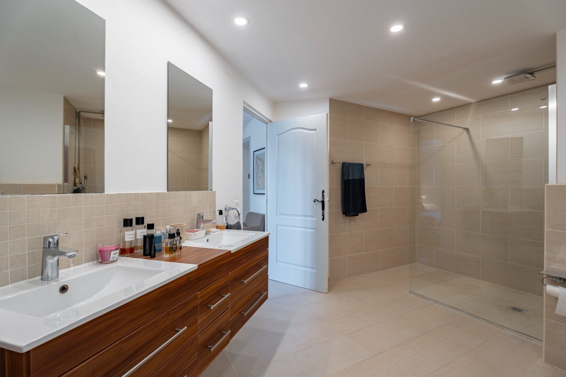 villa 9 Rooms for sale on MOUGINS (06250)
