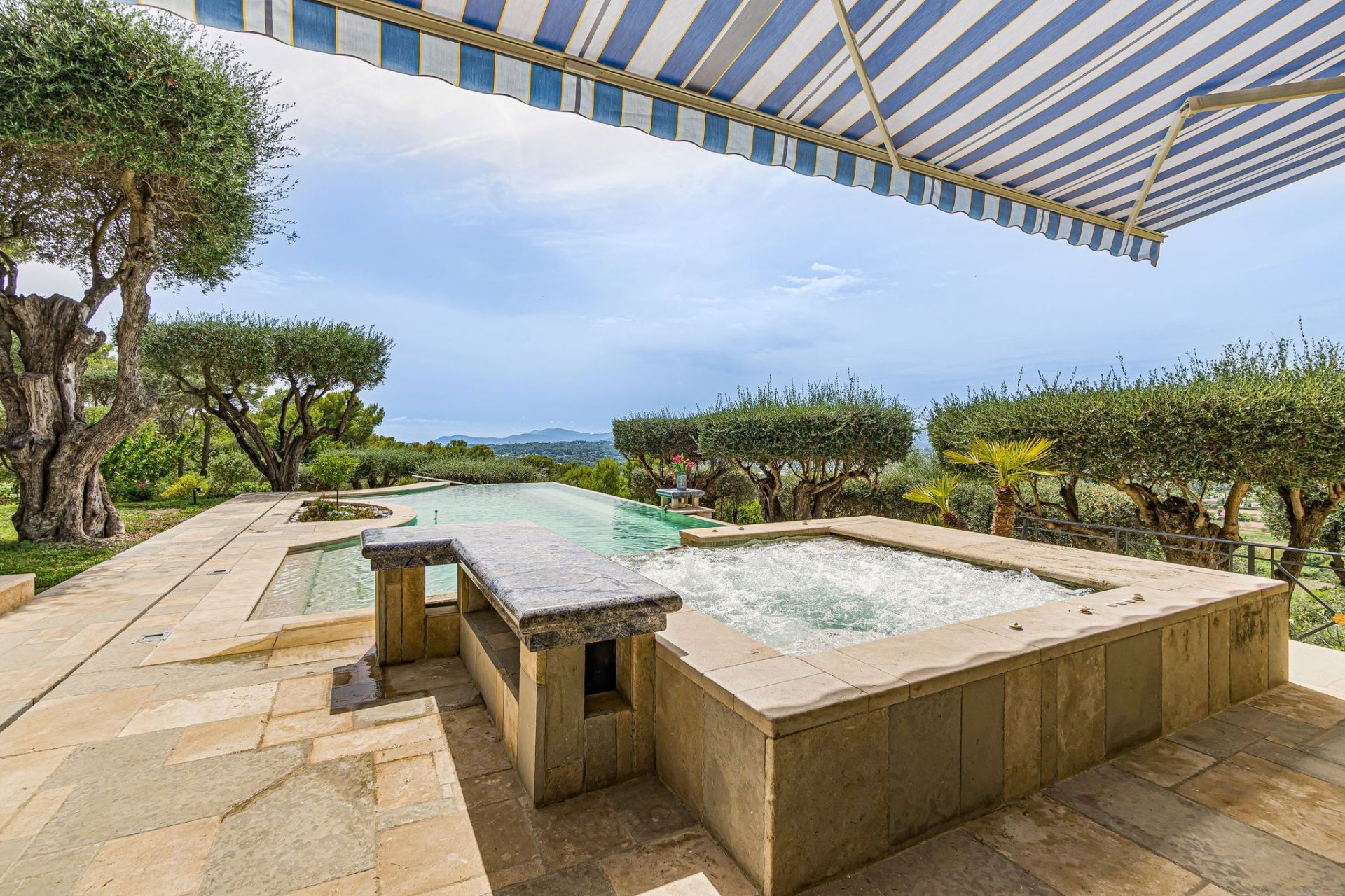 villa 10 Rooms for sale on GRASSE (06130)