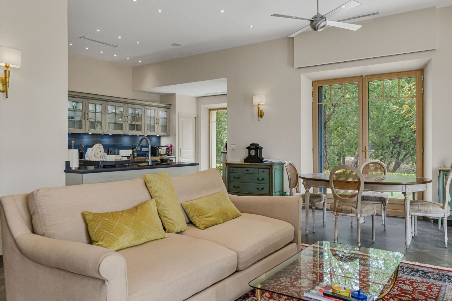 villa 10 Rooms for sale on GRASSE (06130)