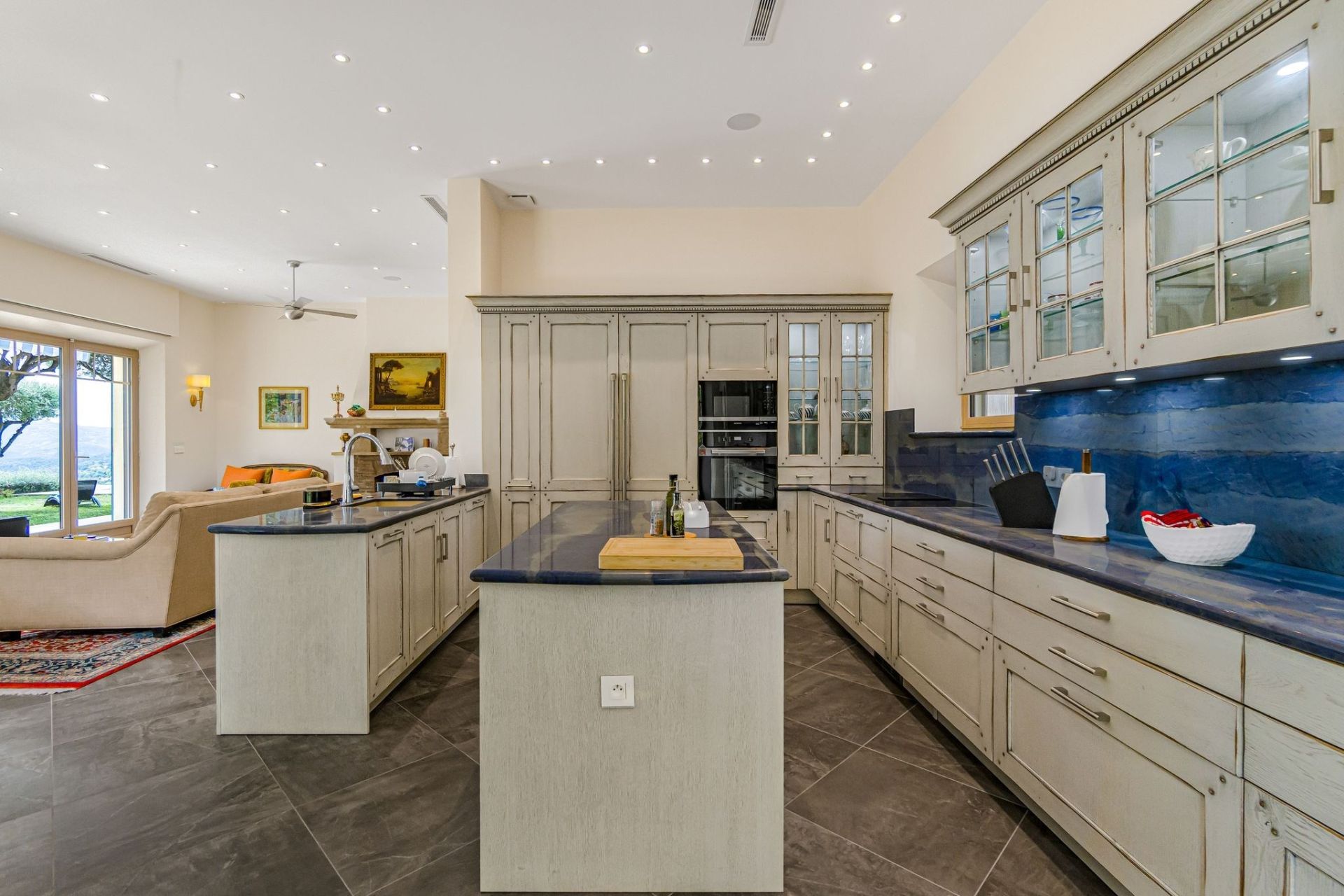 villa 10 Rooms for sale on GRASSE (06130)