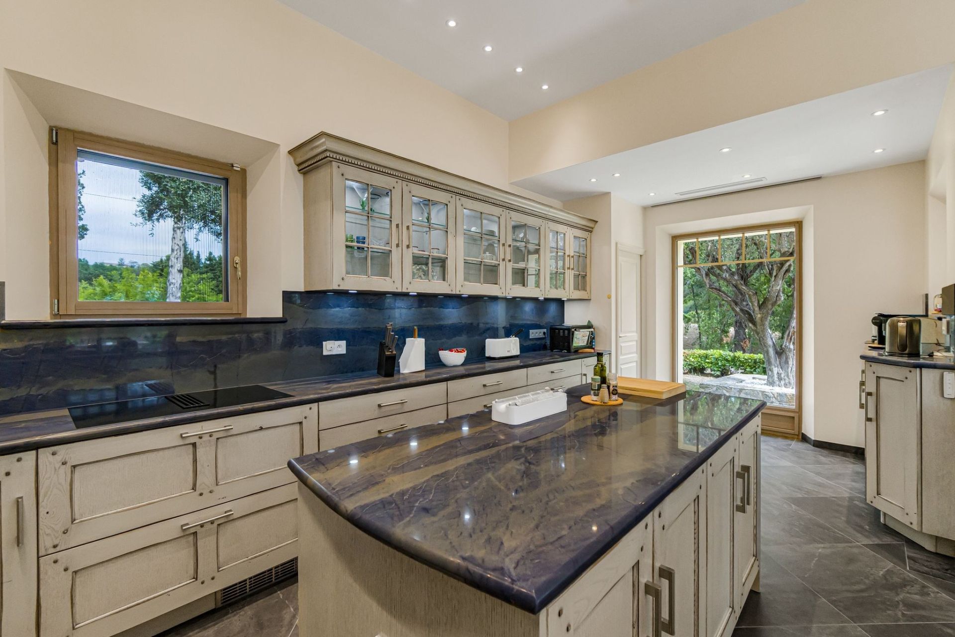 villa 10 Rooms for sale on GRASSE (06130)