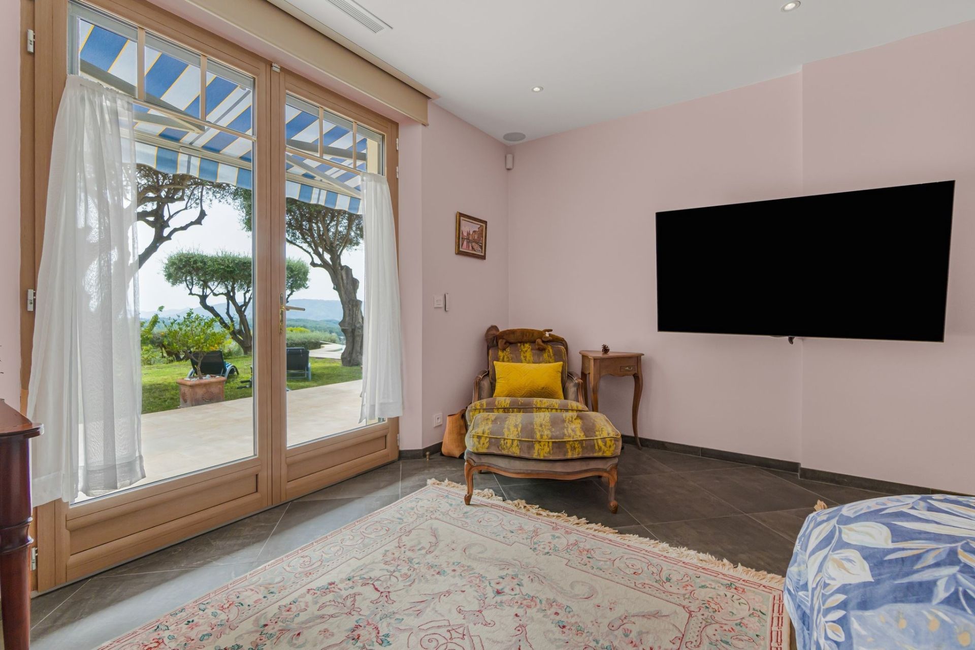 villa 10 Rooms for sale on GRASSE (06130)