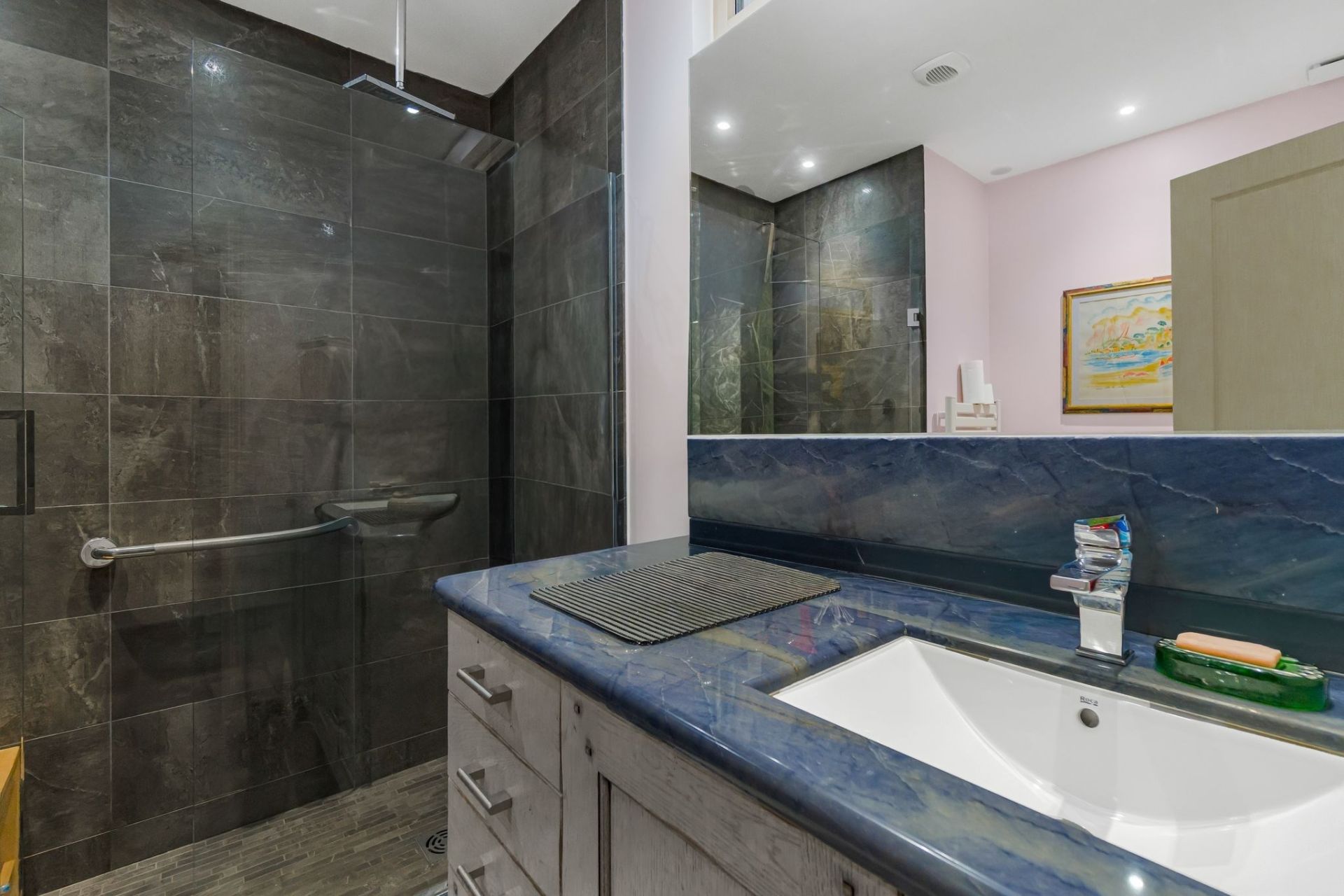 villa 10 Rooms for sale on GRASSE (06130)