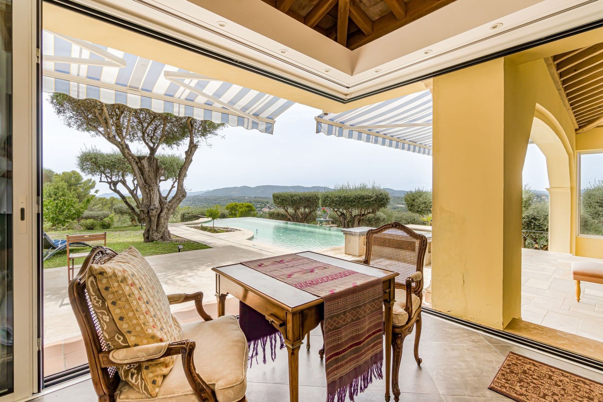 villa 10 Rooms for sale on GRASSE (06130)