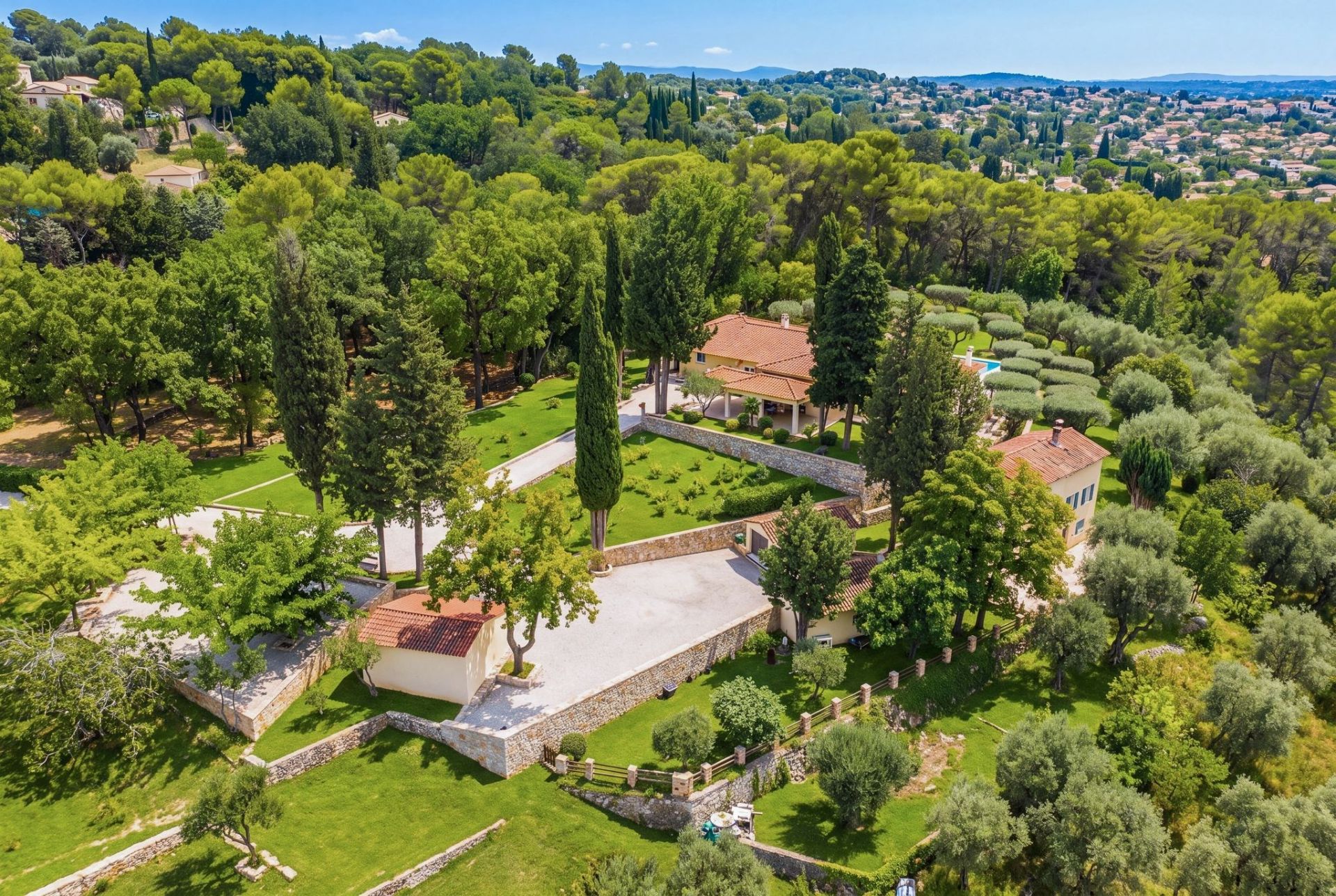 villa 10 Rooms for sale on GRASSE (06130)