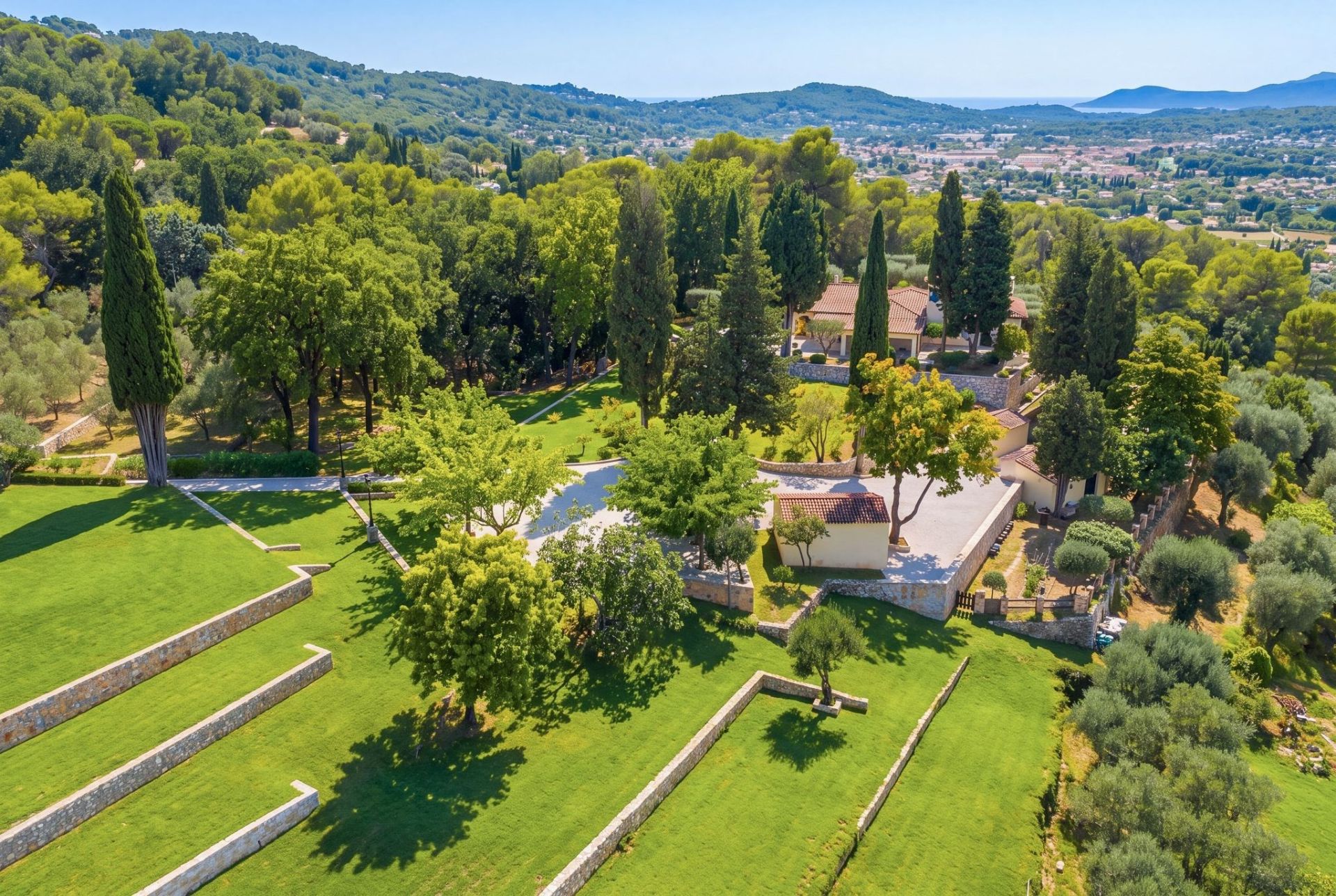 villa 10 Rooms for sale on GRASSE (06130)