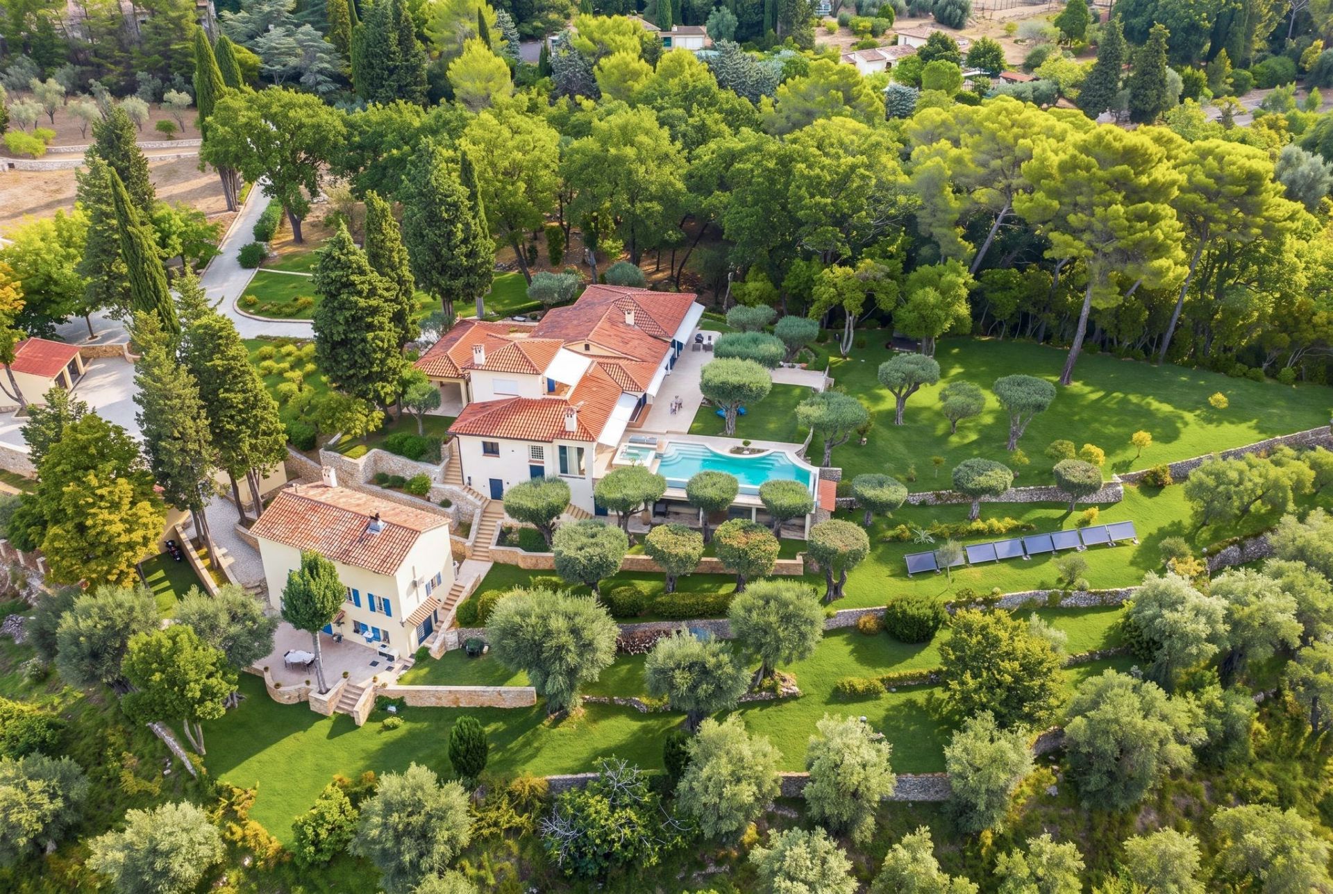 villa 10 Rooms for sale on GRASSE (06130)