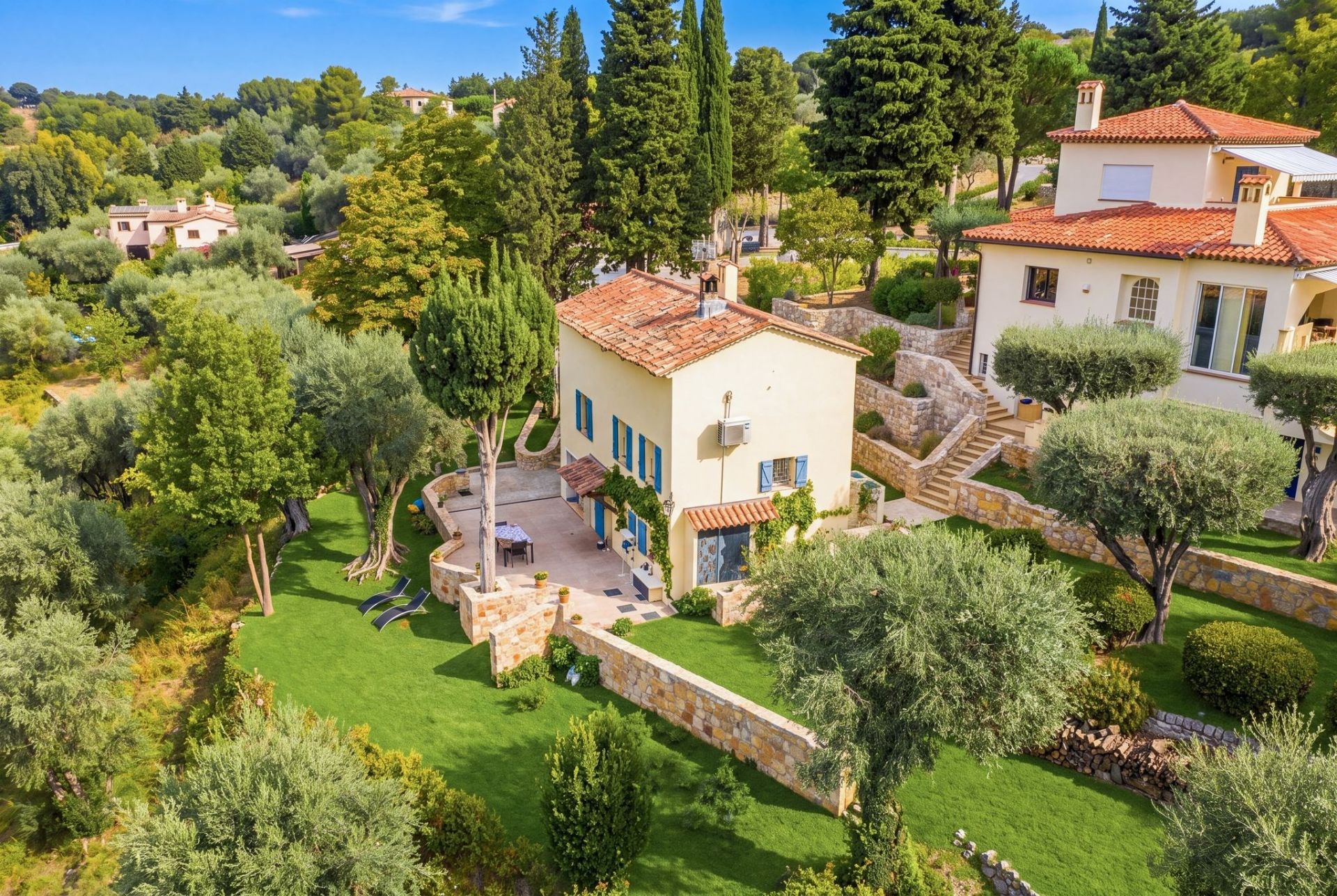 villa 10 Rooms for sale on GRASSE (06130)