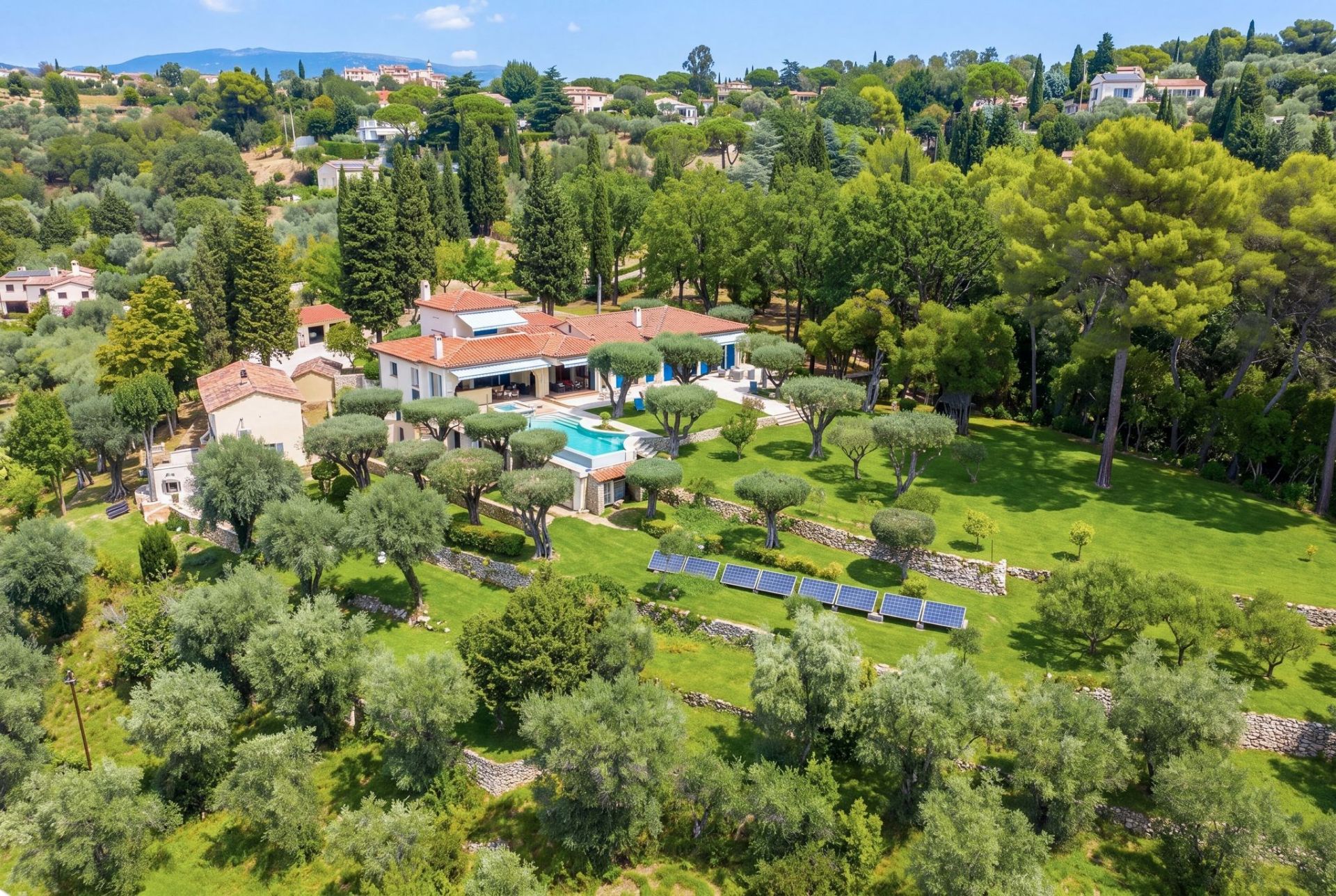 villa 10 Rooms for sale on GRASSE (06130)